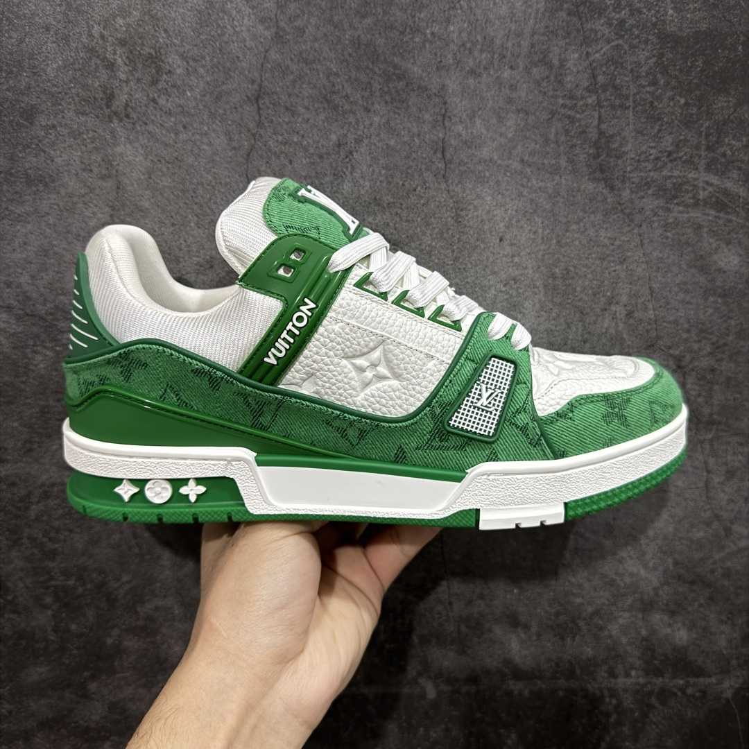 【天花板/Goat版】 市场最强版 没有之一的存在💪🏻 Louis Vuitton LV Trainer 系列全新版上架 手里有正品的可以对比下🆚懂货的看细节‼️ 此版品质是市场从未达到的新高度！ 整体版型 皮料 牛仔布的色差 压花纹路清晰度 后跟版型等等 都可以自行对比[机智]吊打市场所有货，怒甩十条街的那种，直接来正品对比图🆚，欢迎拿市场各大工厂的货来对比！ 尺码：35-45码-选品中心