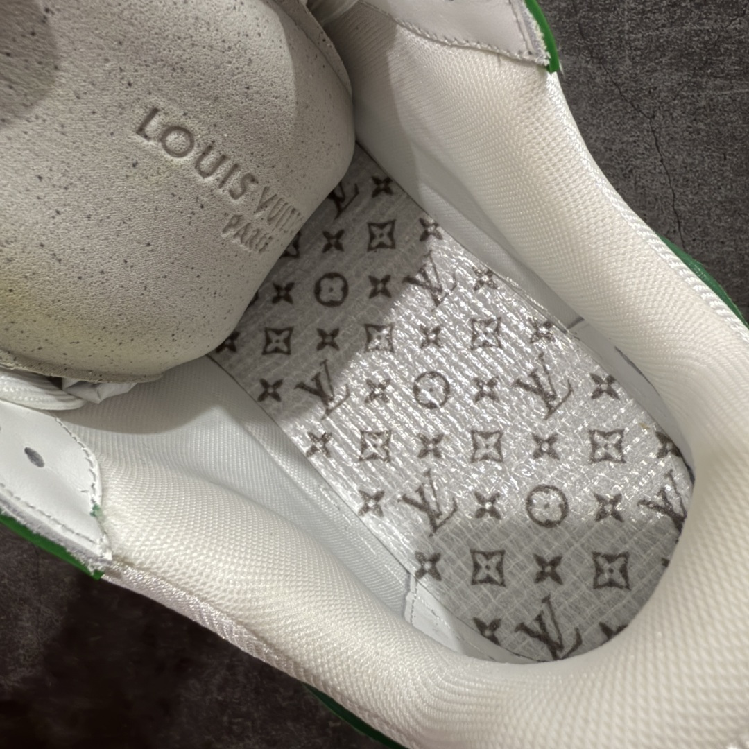 图片[9]-【天花板/Goat版】 市场最强版 没有之一的存在💪🏻 Louis Vuitton LV Trainer 系列全新版上架 手里有正品的可以对比下🆚懂货的看细节‼️ 此版品质是市场从未达到的新高度！ 整体版型 皮料 牛仔布的色差 压花纹路清晰度 后跟版型等等 都可以自行对比[机智]吊打市场所有货，怒甩十条街的那种，直接来正品对比图🆚，欢迎拿市场各大工厂的货来对比！ 尺码：35-45码-选品中心