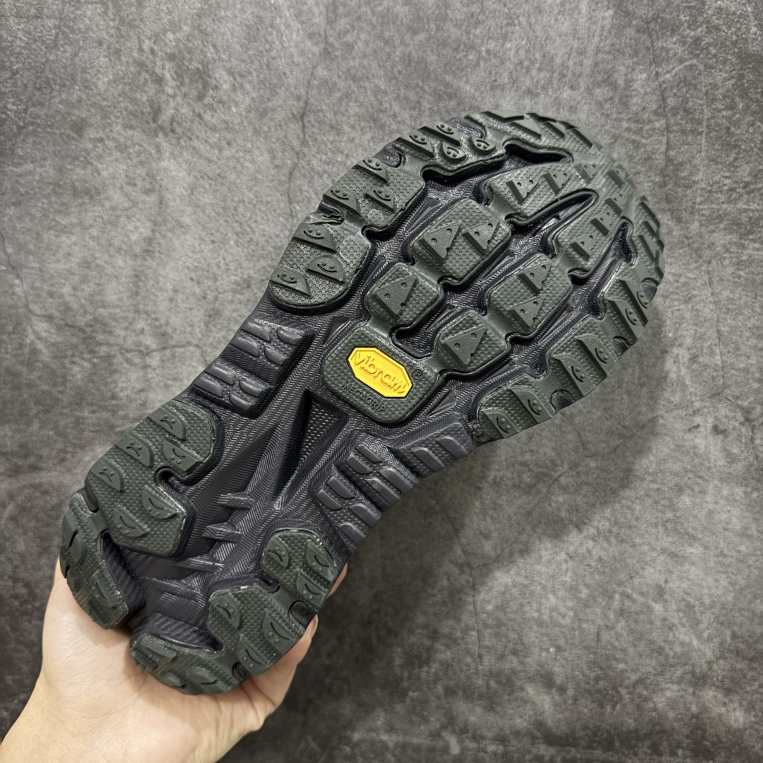 图片[9]-【纯原H版】J.LA.L x HOKA ONE ONE Mafate X 时尚舒适 休闲跑步鞋 男女同款 黑色 玛法特 适百搭防滑耐磨低帮生活休闲鞋 知名纯原大厂出品 细节对版1比1 HOKA ONE ONE是来自美国的跑步鞋知名品牌，创立于2009年，始终致力于为所有跑者提供更新、更好的跑步装备。相比常规跑鞋，HOKA ONE ONE特别研发使用性能独特的几何形跑鞋中底，此种鞋底更厚、更高、回弹性也更好，除了卓越的缓冲性能，它还能內各种阶段的跑者带来更具动感、更加稳定的跑步体验。HOKAONE ONE从设计之初就清楚意识到，要保证跑者步幅的均匀一致，双脚自然而然的运动至关重要。 尺码：36 36.5 37.5 38 38.5 39 40 40.5 41 42 42.5 43 44 44.5 45-选品中心