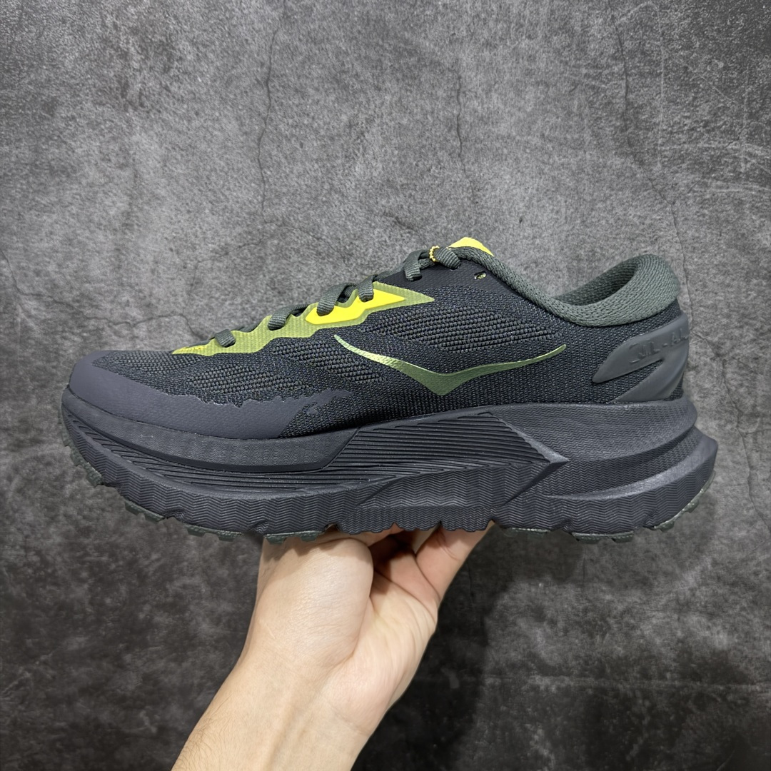 图片[2]-【纯原H版】J.LA.L x HOKA ONE ONE Mafate X 时尚舒适 休闲跑步鞋 男女同款 黑色 玛法特 适百搭防滑耐磨低帮生活休闲鞋 知名纯原大厂出品 细节对版1比1 HOKA ONE ONE是来自美国的跑步鞋知名品牌，创立于2009年，始终致力于为所有跑者提供更新、更好的跑步装备。相比常规跑鞋，HOKA ONE ONE特别研发使用性能独特的几何形跑鞋中底，此种鞋底更厚、更高、回弹性也更好，除了卓越的缓冲性能，它还能內各种阶段的跑者带来更具动感、更加稳定的跑步体验。HOKAONE ONE从设计之初就清楚意识到，要保证跑者步幅的均匀一致，双脚自然而然的运动至关重要。 尺码：36 36.5 37.5 38 38.5 39 40 40.5 41 42 42.5 43 44 44.5 45-选品中心