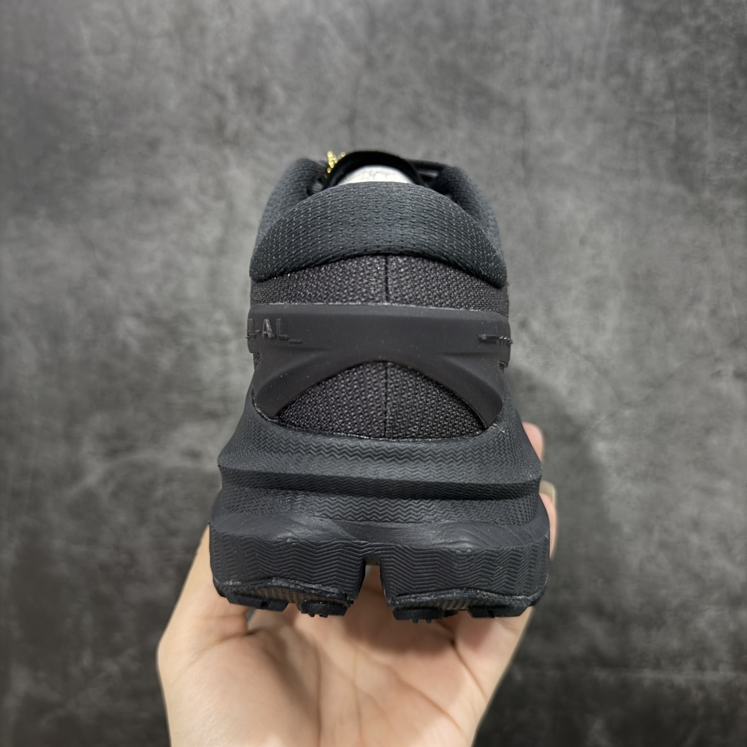图片[4]-【纯原H版】J.LA.L x HOKA ONE ONE Mafate X 时尚舒适 休闲跑步鞋 男女同款 黑色 玛法特 适百搭防滑耐磨低帮生活休闲鞋 知名纯原大厂出品 细节对版1比1 HOKA ONE ONE是来自美国的跑步鞋知名品牌，创立于2009年，始终致力于为所有跑者提供更新、更好的跑步装备。相比常规跑鞋，HOKA ONE ONE特别研发使用性能独特的几何形跑鞋中底，此种鞋底更厚、更高、回弹性也更好，除了卓越的缓冲性能，它还能內各种阶段的跑者带来更具动感、更加稳定的跑步体验。HOKAONE ONE从设计之初就清楚意识到，要保证跑者步幅的均匀一致，双脚自然而然的运动至关重要。 尺码：36 36.5 37.5 38 38.5 39 40 40.5 41 42 42.5 43 44 44.5 45-选品中心