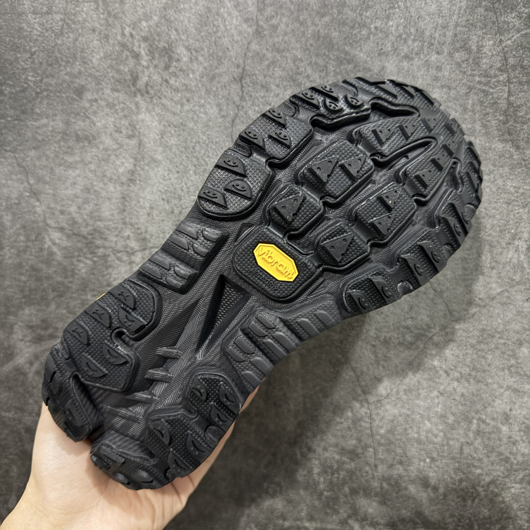 图片[9]-【纯原H版】J.LA.L x HOKA ONE ONE Mafate X 时尚舒适 休闲跑步鞋 男女同款 黑色 玛法特 适百搭防滑耐磨低帮生活休闲鞋 知名纯原大厂出品 细节对版1比1 HOKA ONE ONE是来自美国的跑步鞋知名品牌，创立于2009年，始终致力于为所有跑者提供更新、更好的跑步装备。相比常规跑鞋，HOKA ONE ONE特别研发使用性能独特的几何形跑鞋中底，此种鞋底更厚、更高、回弹性也更好，除了卓越的缓冲性能，它还能內各种阶段的跑者带来更具动感、更加稳定的跑步体验。HOKAONE ONE从设计之初就清楚意识到，要保证跑者步幅的均匀一致，双脚自然而然的运动至关重要。 尺码：36 36.5 37.5 38 38.5 39 40 40.5 41 42 42.5 43 44 44.5 45-选品中心