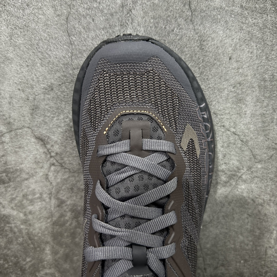 图片[5]-【纯原H版】J.LA.L x HOKA ONE ONE Mafate X 时尚舒适 休闲跑步鞋 男女同款 黑色 玛法特 适百搭防滑耐磨低帮生活休闲鞋 知名纯原大厂出品 细节对版1比1 HOKA ONE ONE是来自美国的跑步鞋知名品牌，创立于2009年，始终致力于为所有跑者提供更新、更好的跑步装备。相比常规跑鞋，HOKA ONE ONE特别研发使用性能独特的几何形跑鞋中底，此种鞋底更厚、更高、回弹性也更好，除了卓越的缓冲性能，它还能內各种阶段的跑者带来更具动感、更加稳定的跑步体验。HOKAONE ONE从设计之初就清楚意识到，要保证跑者步幅的均匀一致，双脚自然而然的运动至关重要。 尺码：36 36.5 37.5 38 38.5 39 40 40.5 41 42 42.5 43 44 44.5 45-选品中心