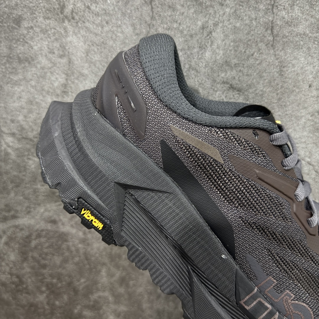 图片[7]-【纯原H版】J.LA.L x HOKA ONE ONE Mafate X 时尚舒适 休闲跑步鞋 男女同款 黑色 玛法特 适百搭防滑耐磨低帮生活休闲鞋 知名纯原大厂出品 细节对版1比1 HOKA ONE ONE是来自美国的跑步鞋知名品牌，创立于2009年，始终致力于为所有跑者提供更新、更好的跑步装备。相比常规跑鞋，HOKA ONE ONE特别研发使用性能独特的几何形跑鞋中底，此种鞋底更厚、更高、回弹性也更好，除了卓越的缓冲性能，它还能內各种阶段的跑者带来更具动感、更加稳定的跑步体验。HOKAONE ONE从设计之初就清楚意识到，要保证跑者步幅的均匀一致，双脚自然而然的运动至关重要。 尺码：36 36.5 37.5 38 38.5 39 40 40.5 41 42 42.5 43 44 44.5 45-选品中心