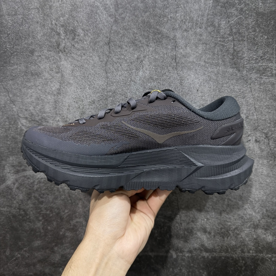 图片[2]-【纯原H版】J.LA.L x HOKA ONE ONE Mafate X 时尚舒适 休闲跑步鞋 男女同款 黑色 玛法特 适百搭防滑耐磨低帮生活休闲鞋 知名纯原大厂出品 细节对版1比1 HOKA ONE ONE是来自美国的跑步鞋知名品牌，创立于2009年，始终致力于为所有跑者提供更新、更好的跑步装备。相比常规跑鞋，HOKA ONE ONE特别研发使用性能独特的几何形跑鞋中底，此种鞋底更厚、更高、回弹性也更好，除了卓越的缓冲性能，它还能內各种阶段的跑者带来更具动感、更加稳定的跑步体验。HOKAONE ONE从设计之初就清楚意识到，要保证跑者步幅的均匀一致，双脚自然而然的运动至关重要。 尺码：36 36.5 37.5 38 38.5 39 40 40.5 41 42 42.5 43 44 44.5 45-选品中心