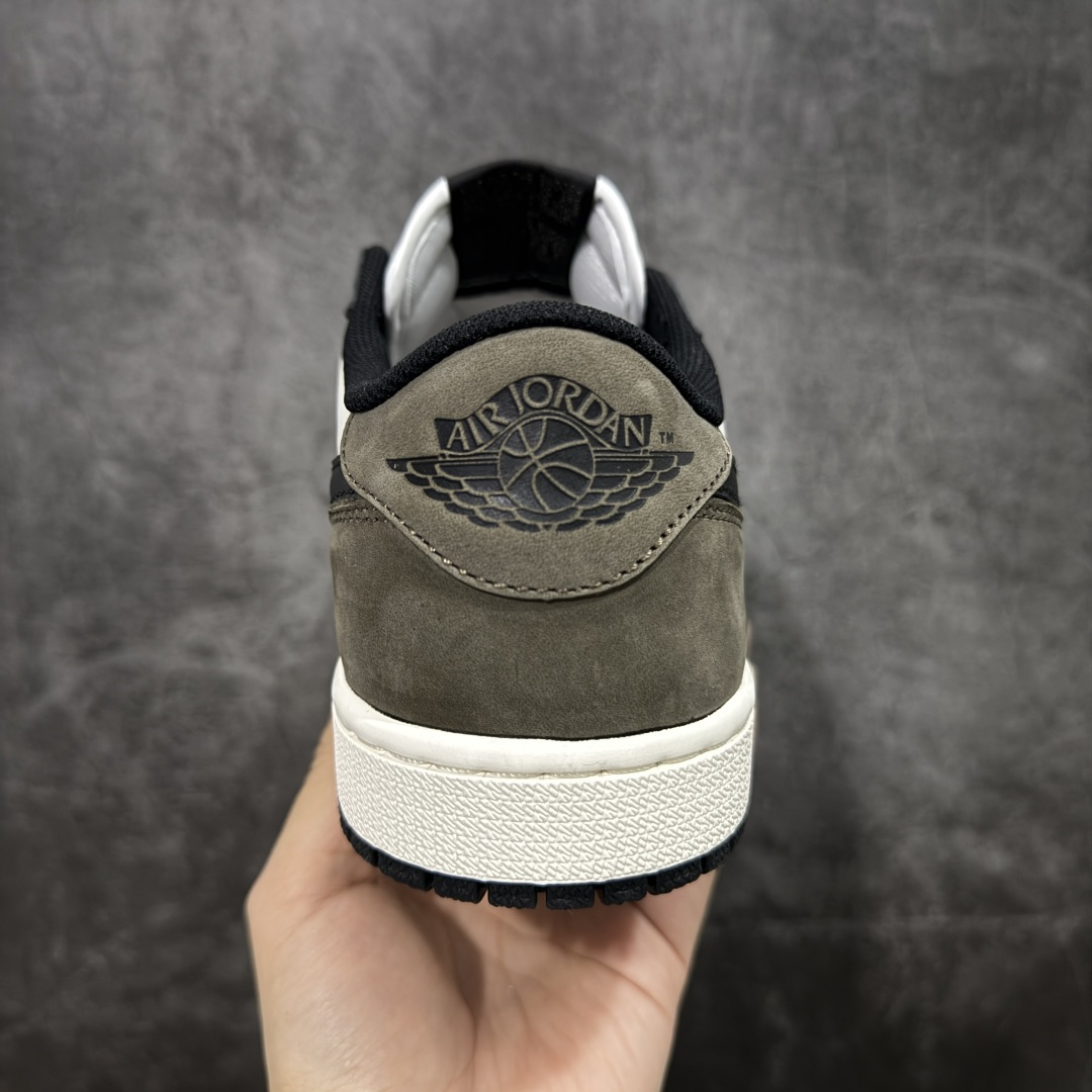 图片[4]-【纯原全头层】Air Jordan 1 AJ1 黑棕低帮小摩卡倒钩 CZ0790-102 超级强悍品质 可对比市场各大纯原版本 专业aj大厂出品 对细节的把控毋庸置疑 材料也是用最接近原鞋的头层皮料 所有地方都没有做到减配 原厂鞋楦打造完美鞋型 整体鞋型以及后跟做的弧度做的非常好 鞋带为原厂打蜡鞋带 粗细程度同步原鞋 裁片清洁度到位 无明显瑕疵毛边 免修产品 正确针车 该重针 该有尖角的地方都有做到 鞋价格非常香 转手可闭眼卖高价 到手各位就知道货有多好 绝对秒杀一切同价格货品 尺码：36-47.5-选品中心