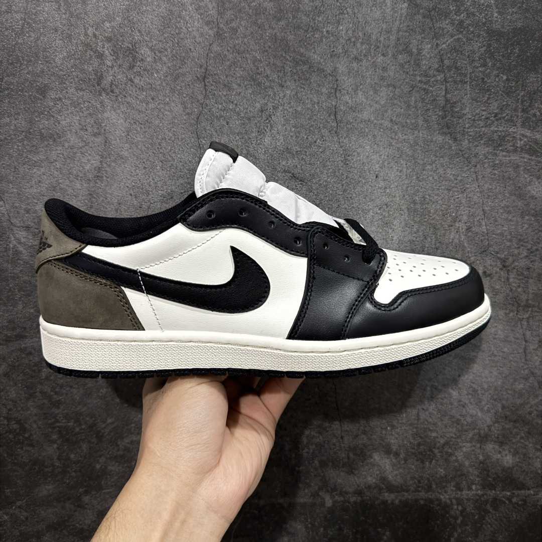 【纯原全头层】Air Jordan 1 AJ1 黑棕低帮小摩卡倒钩 CZ0790-102 超级强悍品质 可对比市场各大纯原版本 专业aj大厂出品 对细节的把控毋庸置疑 材料也是用最接近原鞋的头层皮料 所有地方都没有做到减配 原厂鞋楦打造完美鞋型 整体鞋型以及后跟做的弧度做的非常好 鞋带为原厂打蜡鞋带 粗细程度同步原鞋 裁片清洁度到位 无明显瑕疵毛边 免修产品 正确针车 该重针 该有尖角的地方都有做到 鞋价格非常香 转手可闭眼卖高价 到手各位就知道货有多好 绝对秒杀一切同价格货品 尺码：36-47.5-选品中心