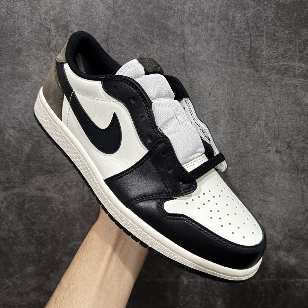 图片[3]-【纯原全头层】Air Jordan 1 AJ1 黑棕低帮小摩卡倒钩 CZ0790-102 超级强悍品质 可对比市场各大纯原版本 专业aj大厂出品 对细节的把控毋庸置疑 材料也是用最接近原鞋的头层皮料 所有地方都没有做到减配 原厂鞋楦打造完美鞋型 整体鞋型以及后跟做的弧度做的非常好 鞋带为原厂打蜡鞋带 粗细程度同步原鞋 裁片清洁度到位 无明显瑕疵毛边 免修产品 正确针车 该重针 该有尖角的地方都有做到 鞋价格非常香 转手可闭眼卖高价 到手各位就知道货有多好 绝对秒杀一切同价格货品 尺码：36-47.5-选品中心