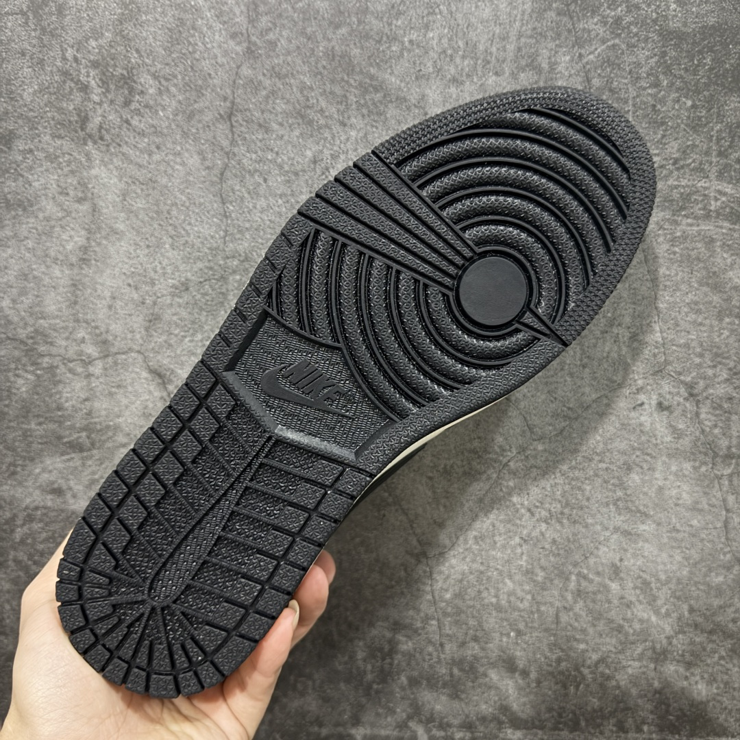 图片[9]-【纯原全头层】Air Jordan 1 AJ1 黑棕低帮小摩卡倒钩 CZ0790-102 超级强悍品质 可对比市场各大纯原版本 专业aj大厂出品 对细节的把控毋庸置疑 材料也是用最接近原鞋的头层皮料 所有地方都没有做到减配 原厂鞋楦打造完美鞋型 整体鞋型以及后跟做的弧度做的非常好 鞋带为原厂打蜡鞋带 粗细程度同步原鞋 裁片清洁度到位 无明显瑕疵毛边 免修产品 正确针车 该重针 该有尖角的地方都有做到 鞋价格非常香 转手可闭眼卖高价 到手各位就知道货有多好 绝对秒杀一切同价格货品 尺码：36-47.5-选品中心