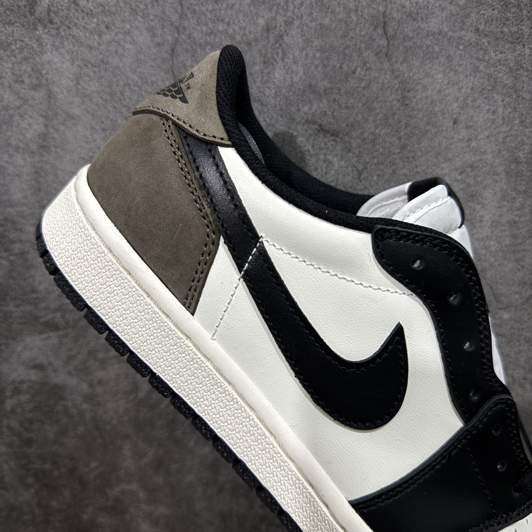 图片[7]-【纯原全头层】Air Jordan 1 AJ1 黑棕低帮小摩卡倒钩 CZ0790-102 超级强悍品质 可对比市场各大纯原版本 专业aj大厂出品 对细节的把控毋庸置疑 材料也是用最接近原鞋的头层皮料 所有地方都没有做到减配 原厂鞋楦打造完美鞋型 整体鞋型以及后跟做的弧度做的非常好 鞋带为原厂打蜡鞋带 粗细程度同步原鞋 裁片清洁度到位 无明显瑕疵毛边 免修产品 正确针车 该重针 该有尖角的地方都有做到 鞋价格非常香 转手可闭眼卖高价 到手各位就知道货有多好 绝对秒杀一切同价格货品 尺码：36-47.5-选品中心