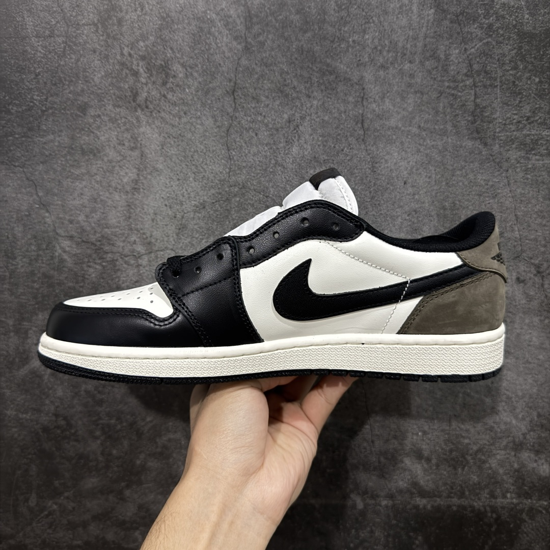 图片[2]-【纯原全头层】Air Jordan 1 AJ1 黑棕低帮小摩卡倒钩 CZ0790-102 超级强悍品质 可对比市场各大纯原版本 专业aj大厂出品 对细节的把控毋庸置疑 材料也是用最接近原鞋的头层皮料 所有地方都没有做到减配 原厂鞋楦打造完美鞋型 整体鞋型以及后跟做的弧度做的非常好 鞋带为原厂打蜡鞋带 粗细程度同步原鞋 裁片清洁度到位 无明显瑕疵毛边 免修产品 正确针车 该重针 该有尖角的地方都有做到 鞋价格非常香 转手可闭眼卖高价 到手各位就知道货有多好 绝对秒杀一切同价格货品 尺码：36-47.5-选品中心