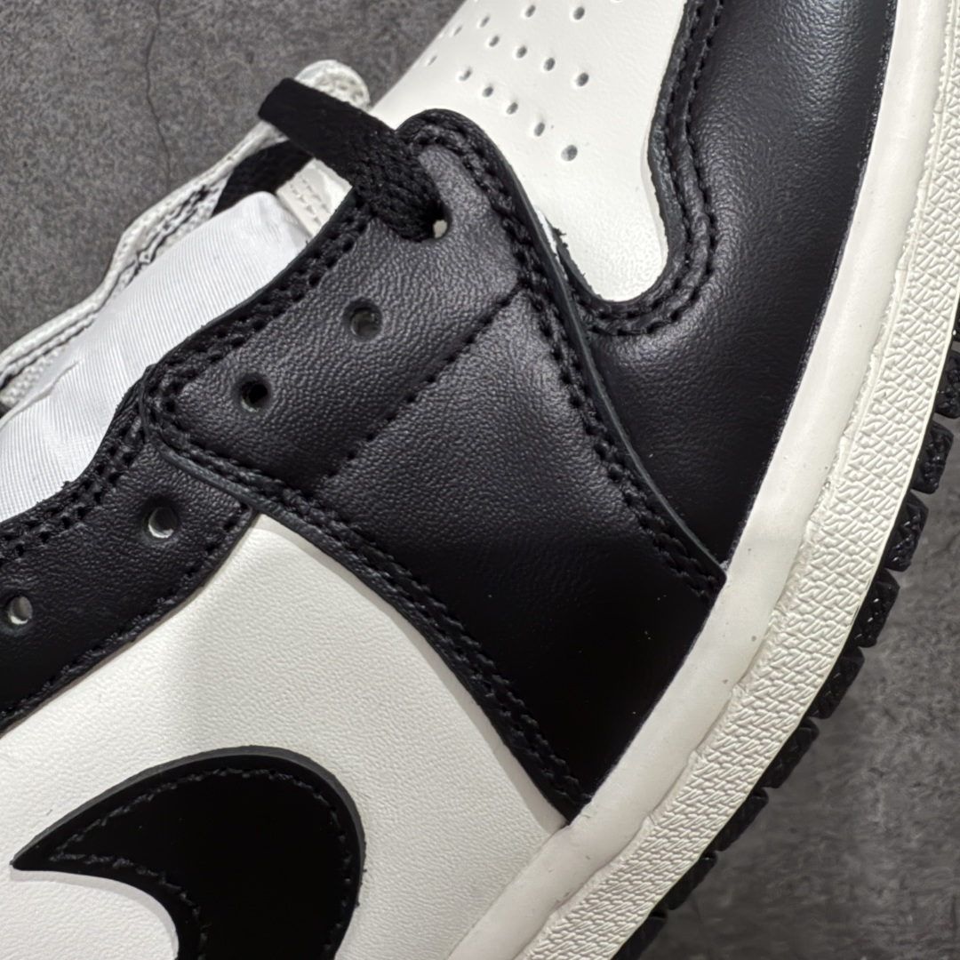 图片[4]-【纯原全头层】Air Jordan 1 AJ1 黑棕低帮小摩卡倒钩 CZ0790-102 超级强悍品质 可对比市场各大纯原版本 专业aj大厂出品 对细节的把控毋庸置疑 材料也是用最接近原鞋的头层皮料 所有地方都没有做到减配 原厂鞋楦打造完美鞋型 整体鞋型以及后跟做的弧度做的非常好 鞋带为原厂打蜡鞋带 粗细程度同步原鞋 裁片清洁度到位 无明显瑕疵毛边 免修产品 正确针车 该重针 该有尖角的地方都有做到 鞋价格非常香 转手可闭眼卖高价 到手各位就知道货有多好 绝对秒杀一切同价格货品 尺码：36-47.5-选品中心
