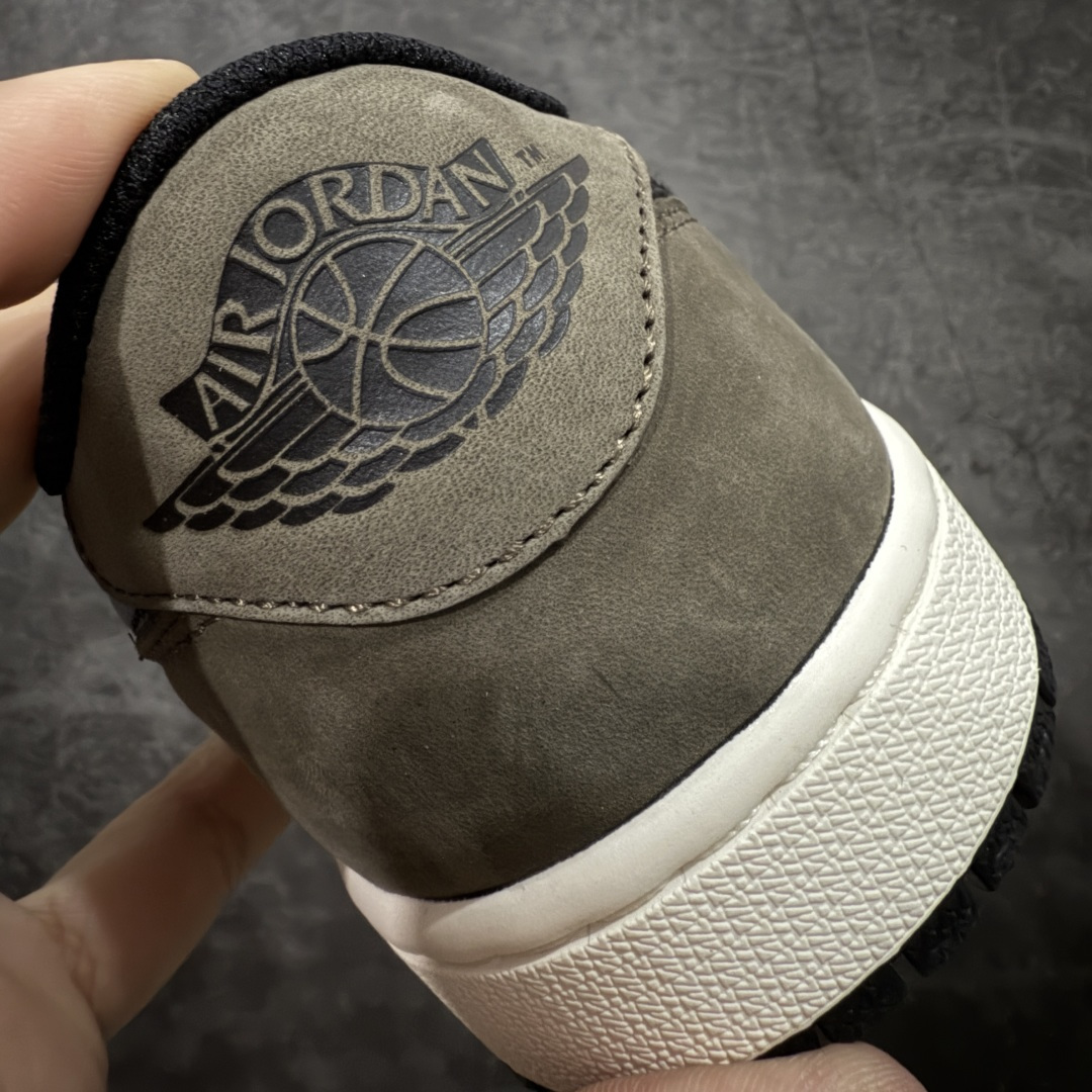 图片[2]-【纯原全头层】Air Jordan 1 AJ1 黑棕低帮小摩卡倒钩 CZ0790-102 超级强悍品质 可对比市场各大纯原版本 专业aj大厂出品 对细节的把控毋庸置疑 材料也是用最接近原鞋的头层皮料 所有地方都没有做到减配 原厂鞋楦打造完美鞋型 整体鞋型以及后跟做的弧度做的非常好 鞋带为原厂打蜡鞋带 粗细程度同步原鞋 裁片清洁度到位 无明显瑕疵毛边 免修产品 正确针车 该重针 该有尖角的地方都有做到 鞋价格非常香 转手可闭眼卖高价 到手各位就知道货有多好 绝对秒杀一切同价格货品 尺码：36-47.5-选品中心