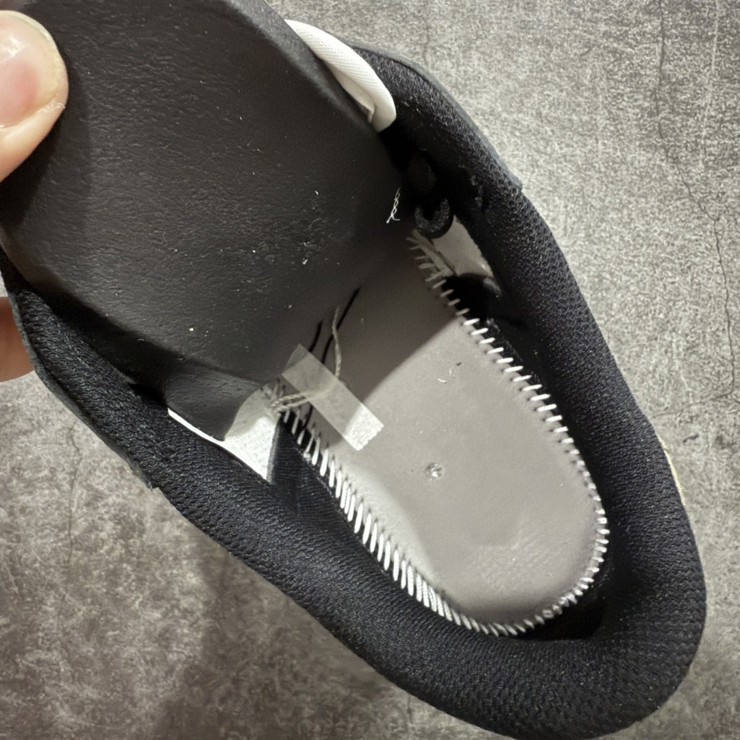 图片[9]-【纯原全头层】Air Jordan 1 AJ1 黑棕低帮小摩卡倒钩 CZ0790-102 超级强悍品质 可对比市场各大纯原版本 专业aj大厂出品 对细节的把控毋庸置疑 材料也是用最接近原鞋的头层皮料 所有地方都没有做到减配 原厂鞋楦打造完美鞋型 整体鞋型以及后跟做的弧度做的非常好 鞋带为原厂打蜡鞋带 粗细程度同步原鞋 裁片清洁度到位 无明显瑕疵毛边 免修产品 正确针车 该重针 该有尖角的地方都有做到 鞋价格非常香 转手可闭眼卖高价 到手各位就知道货有多好 绝对秒杀一切同价格货品 尺码：36-47.5-选品中心