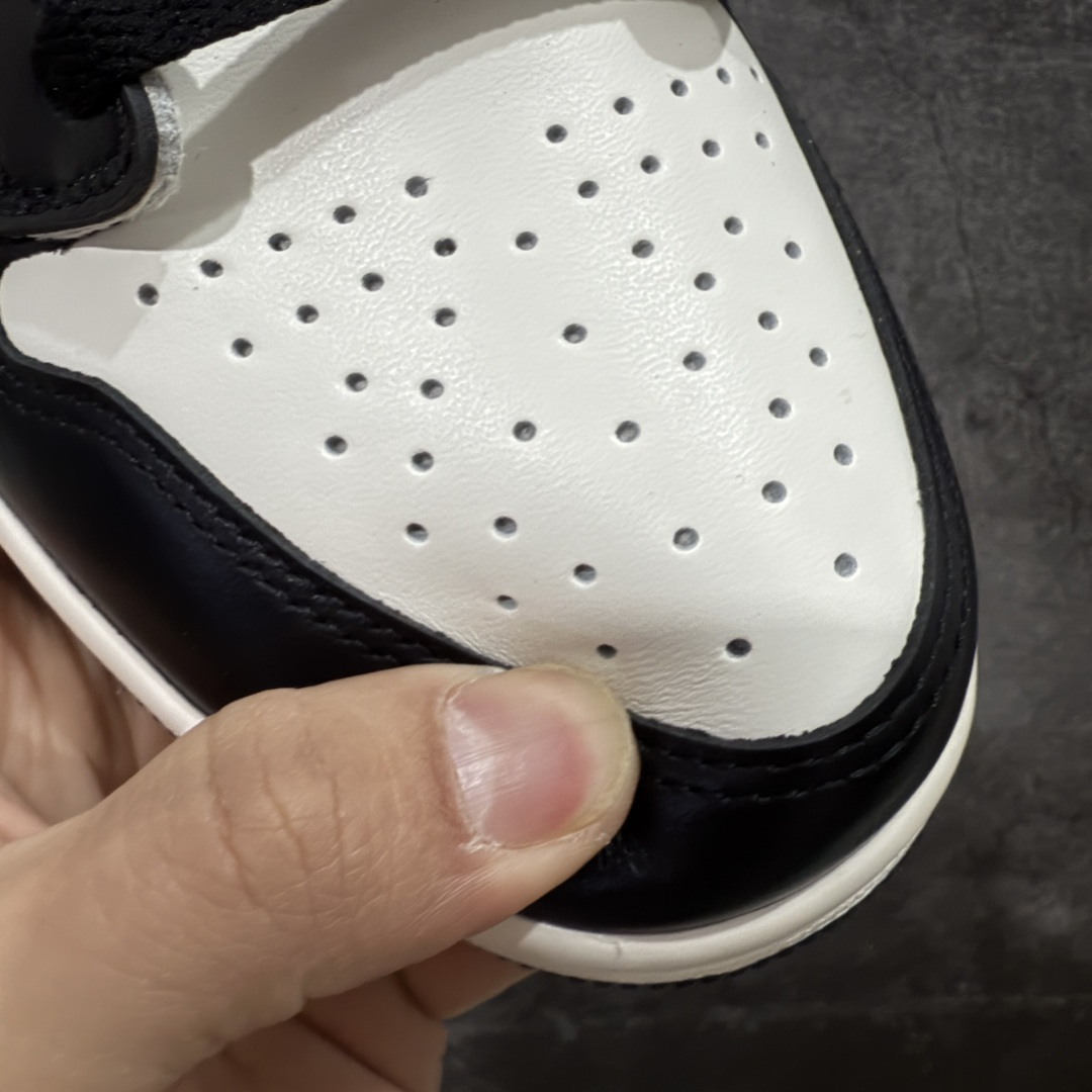 图片[5]-【纯原全头层】Air Jordan 1 AJ1 黑棕低帮小摩卡倒钩 CZ0790-102 超级强悍品质 可对比市场各大纯原版本 专业aj大厂出品 对细节的把控毋庸置疑 材料也是用最接近原鞋的头层皮料 所有地方都没有做到减配 原厂鞋楦打造完美鞋型 整体鞋型以及后跟做的弧度做的非常好 鞋带为原厂打蜡鞋带 粗细程度同步原鞋 裁片清洁度到位 无明显瑕疵毛边 免修产品 正确针车 该重针 该有尖角的地方都有做到 鞋价格非常香 转手可闭眼卖高价 到手各位就知道货有多好 绝对秒杀一切同价格货品 尺码：36-47.5-选品中心