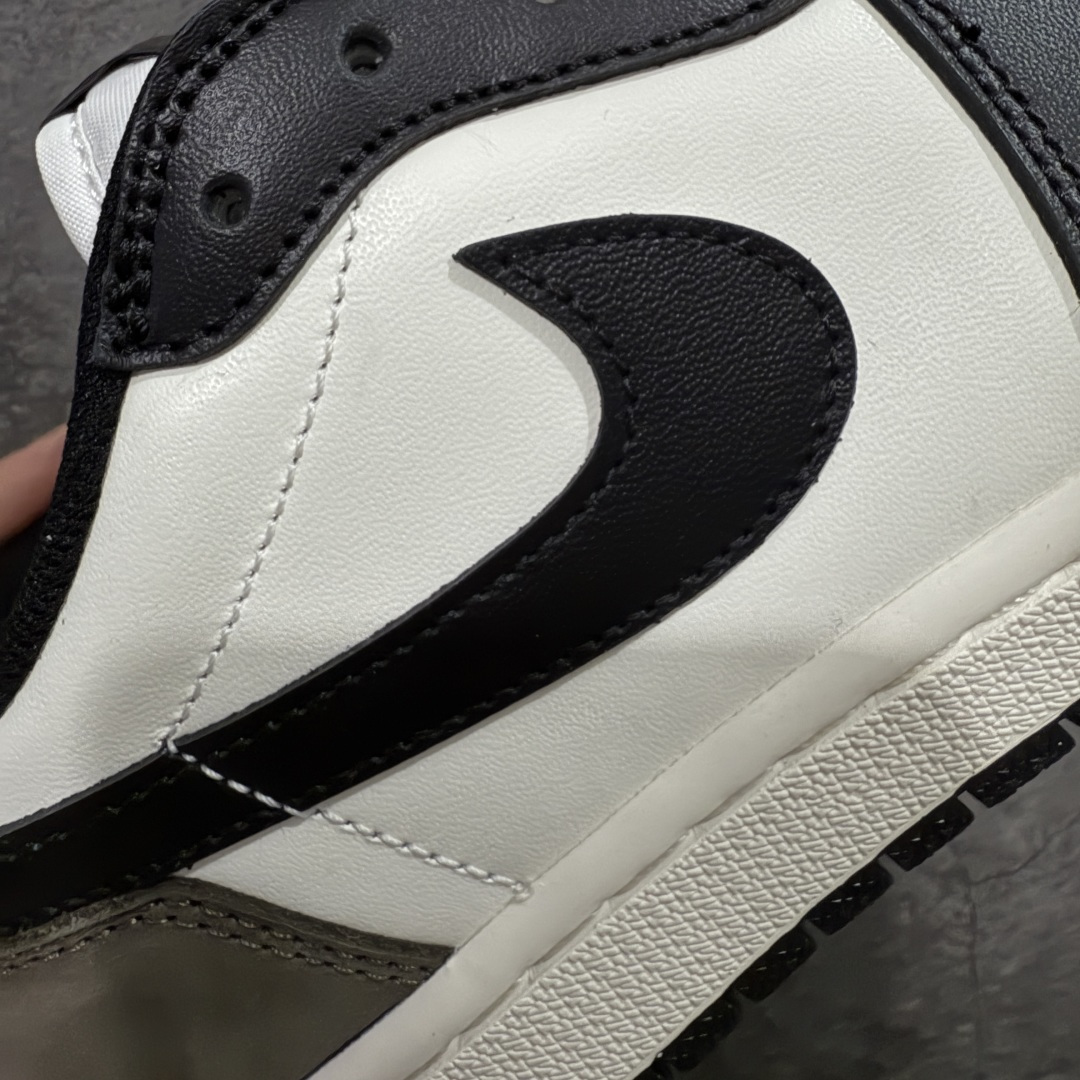 图片[3]-【纯原全头层】Air Jordan 1 AJ1 黑棕低帮小摩卡倒钩 CZ0790-102 超级强悍品质 可对比市场各大纯原版本 专业aj大厂出品 对细节的把控毋庸置疑 材料也是用最接近原鞋的头层皮料 所有地方都没有做到减配 原厂鞋楦打造完美鞋型 整体鞋型以及后跟做的弧度做的非常好 鞋带为原厂打蜡鞋带 粗细程度同步原鞋 裁片清洁度到位 无明显瑕疵毛边 免修产品 正确针车 该重针 该有尖角的地方都有做到 鞋价格非常香 转手可闭眼卖高价 到手各位就知道货有多好 绝对秒杀一切同价格货品 尺码：36-47.5-选品中心