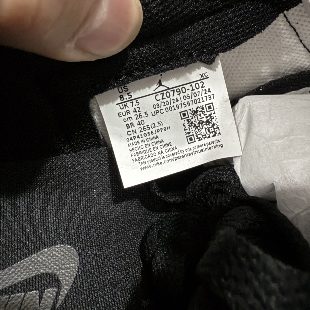 图片[8]-【纯原全头层】Air Jordan 1 AJ1 黑棕低帮小摩卡倒钩 CZ0790-102 超级强悍品质 可对比市场各大纯原版本 专业aj大厂出品 对细节的把控毋庸置疑 材料也是用最接近原鞋的头层皮料 所有地方都没有做到减配 原厂鞋楦打造完美鞋型 整体鞋型以及后跟做的弧度做的非常好 鞋带为原厂打蜡鞋带 粗细程度同步原鞋 裁片清洁度到位 无明显瑕疵毛边 免修产品 正确针车 该重针 该有尖角的地方都有做到 鞋价格非常香 转手可闭眼卖高价 到手各位就知道货有多好 绝对秒杀一切同价格货品 尺码：36-47.5-选品中心