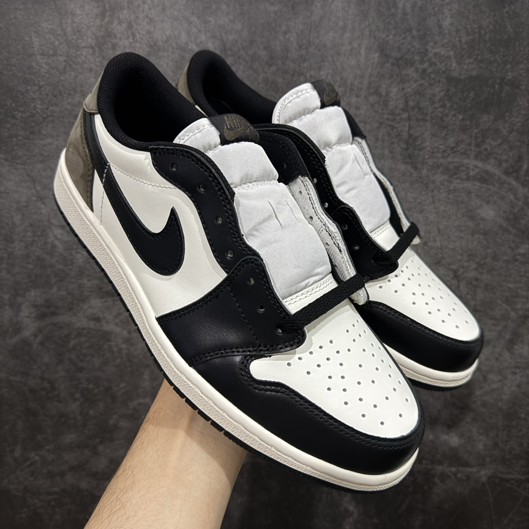 【纯原全头层】Air Jordan 1 AJ1 黑棕低帮小摩卡倒钩 CZ0790-102 超级强悍品质 可对比市场各大纯原版本 专业aj大厂出品 对细节的把控毋庸置疑 材料也是用最接近原鞋的头层皮料 所有地方都没有做到减配 原厂鞋楦打造完美鞋型 整体鞋型以及后跟做的弧度做的非常好 鞋带为原厂打蜡鞋带 粗细程度同步原鞋 裁片清洁度到位 无明显瑕疵毛边 免修产品 正确针车 该重针 该有尖角的地方都有做到 鞋价格非常香 转手可闭眼卖高价 到手各位就知道货有多好 绝对秒杀一切同价格货品 尺码：36-47.5-选品中心