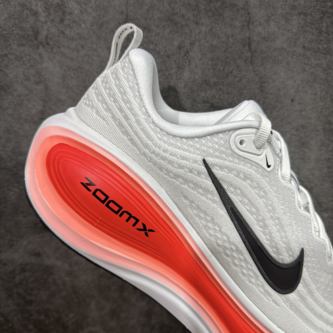 图片[7]-【XE纯原版】Nike Air Zoom Vomero Plus 全新科技运动跑鞋 HV8150-100    目前市场最强品质 原版购入开发 鞋面采用硅胶发泡立体印刷 临界ZOOM X泡棉超软弹大底 区别市场一体底 超高质检清洁度 一切材质配件均与原版一致 原楦原纸板开发 匹配原版98%以上 完美弧度版型 原厂鞋标 立体反光鞋盒标 鞋盒防撞海绵 高端玩家必推版本 高价零售必推版本 欢迎对比市面任意版本‼️ 这双鞋简直是时尚与科技的完美融合。 经典黑色鞋面，质感爆棚，搭配超亮眼的银色大勾子，瞬间成为街头焦点。不仅颜值在线，缓震性能更是一绝 不管是日常出街还是慢跑锻炼，都能给双脚极致舒适体验。  码数超全，36- 46 码任你选！别犹豫啦，穿上它，轻松走出潮流范，开启你的时尚运动新旅程！ 码段：36-46-选品中心