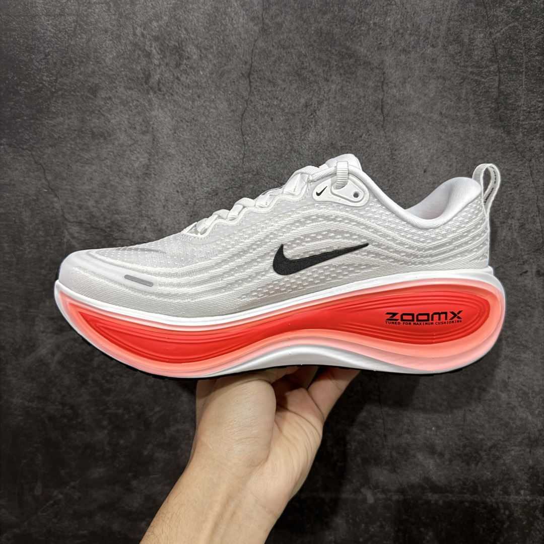 图片[2]-【XE纯原版】Nike Air Zoom Vomero Plus 全新科技运动跑鞋 HV8150-100    目前市场最强品质 原版购入开发 鞋面采用硅胶发泡立体印刷 临界ZOOM X泡棉超软弹大底 区别市场一体底 超高质检清洁度 一切材质配件均与原版一致 原楦原纸板开发 匹配原版98%以上 完美弧度版型 原厂鞋标 立体反光鞋盒标 鞋盒防撞海绵 高端玩家必推版本 高价零售必推版本 欢迎对比市面任意版本‼️ 这双鞋简直是时尚与科技的完美融合。 经典黑色鞋面，质感爆棚，搭配超亮眼的银色大勾子，瞬间成为街头焦点。不仅颜值在线，缓震性能更是一绝 不管是日常出街还是慢跑锻炼，都能给双脚极致舒适体验。  码数超全，36- 46 码任你选！别犹豫啦，穿上它，轻松走出潮流范，开启你的时尚运动新旅程！ 码段：36-46-选品中心