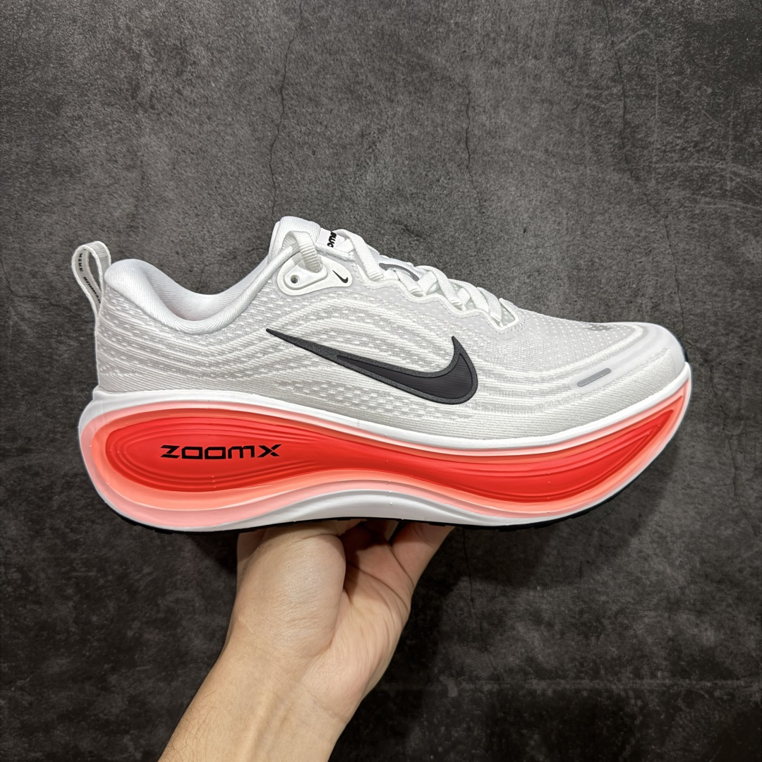 【XE纯原版】Nike Air Zoom Vomero Plus 全新科技运动跑鞋 HV8150-100    目前市场最强品质 原版购入开发 鞋面采用硅胶发泡立体印刷 临界ZOOM X泡棉超软弹大底 区别市场一体底 超高质检清洁度 一切材质配件均与原版一致 原楦原纸板开发 匹配原版98%以上 完美弧度版型 原厂鞋标 立体反光鞋盒标 鞋盒防撞海绵 高端玩家必推版本 高价零售必推版本 欢迎对比市面任意版本‼️ 这双鞋简直是时尚与科技的完美融合。 经典黑色鞋面，质感爆棚，搭配超亮眼的银色大勾子，瞬间成为街头焦点。不仅颜值在线，缓震性能更是一绝 不管是日常出街还是慢跑锻炼，都能给双脚极致舒适体验。  码数超全，36- 46 码任你选！别犹豫啦，穿上它，轻松走出潮流范，开启你的时尚运动新旅程！ 码段：36-46-选品中心