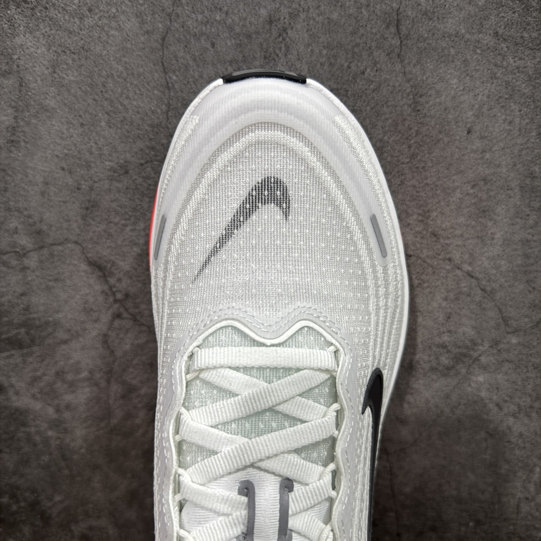 图片[5]-【XE纯原版】Nike Air Zoom Vomero Plus 全新科技运动跑鞋 HV8150-100    目前市场最强品质 原版购入开发 鞋面采用硅胶发泡立体印刷 临界ZOOM X泡棉超软弹大底 区别市场一体底 超高质检清洁度 一切材质配件均与原版一致 原楦原纸板开发 匹配原版98%以上 完美弧度版型 原厂鞋标 立体反光鞋盒标 鞋盒防撞海绵 高端玩家必推版本 高价零售必推版本 欢迎对比市面任意版本‼️ 这双鞋简直是时尚与科技的完美融合。 经典黑色鞋面，质感爆棚，搭配超亮眼的银色大勾子，瞬间成为街头焦点。不仅颜值在线，缓震性能更是一绝 不管是日常出街还是慢跑锻炼，都能给双脚极致舒适体验。  码数超全，36- 46 码任你选！别犹豫啦，穿上它，轻松走出潮流范，开启你的时尚运动新旅程！ 码段：36-46-选品中心