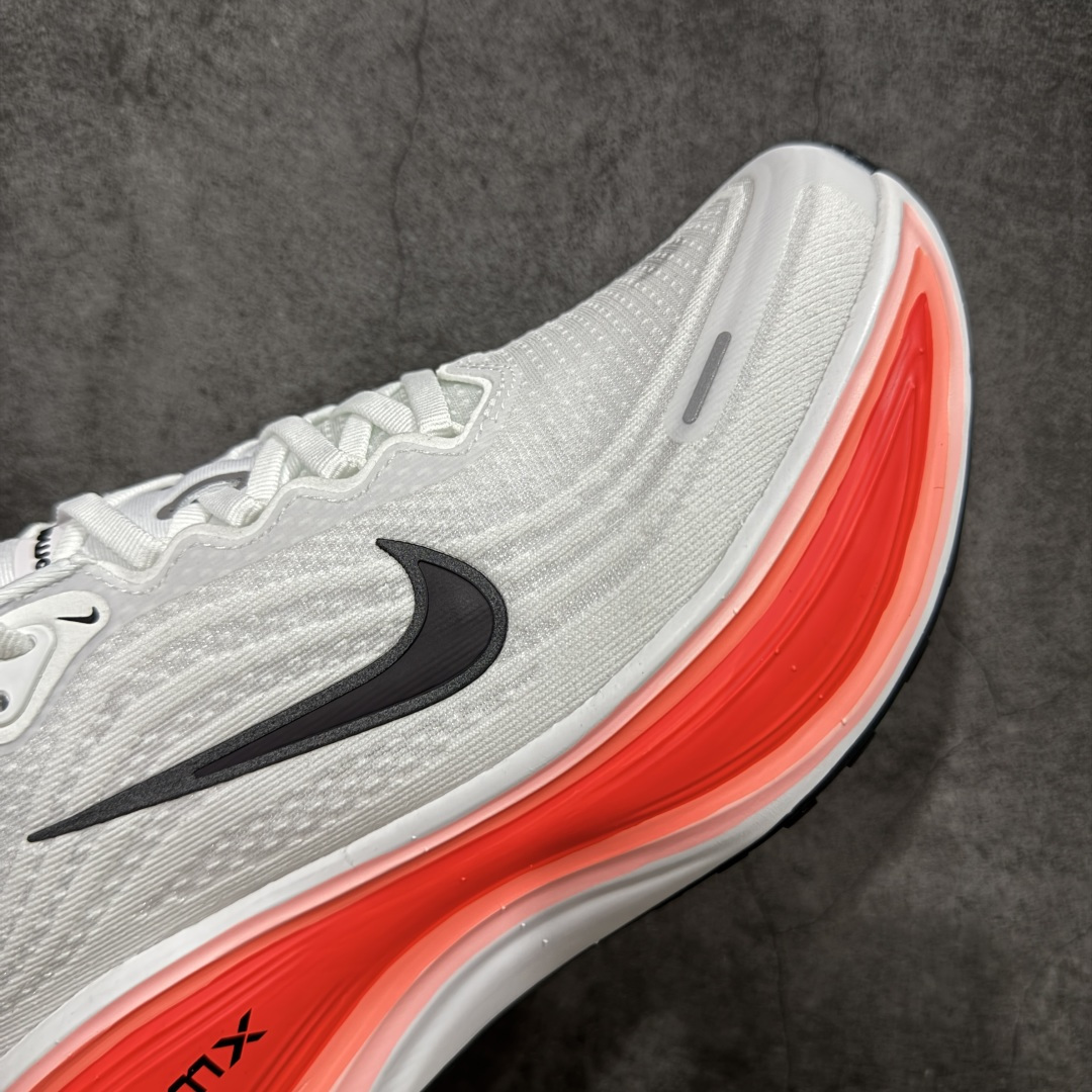 图片[6]-【XE纯原版】Nike Air Zoom Vomero Plus 全新科技运动跑鞋 HV8150-100    目前市场最强品质 原版购入开发 鞋面采用硅胶发泡立体印刷 临界ZOOM X泡棉超软弹大底 区别市场一体底 超高质检清洁度 一切材质配件均与原版一致 原楦原纸板开发 匹配原版98%以上 完美弧度版型 原厂鞋标 立体反光鞋盒标 鞋盒防撞海绵 高端玩家必推版本 高价零售必推版本 欢迎对比市面任意版本‼️ 这双鞋简直是时尚与科技的完美融合。 经典黑色鞋面，质感爆棚，搭配超亮眼的银色大勾子，瞬间成为街头焦点。不仅颜值在线，缓震性能更是一绝 不管是日常出街还是慢跑锻炼，都能给双脚极致舒适体验。  码数超全，36- 46 码任你选！别犹豫啦，穿上它，轻松走出潮流范，开启你的时尚运动新旅程！ 码段：36-46-选品中心