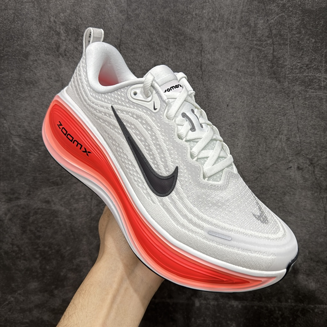 图片[3]-【XE纯原版】Nike Air Zoom Vomero Plus 全新科技运动跑鞋 HV8150-100    目前市场最强品质 原版购入开发 鞋面采用硅胶发泡立体印刷 临界ZOOM X泡棉超软弹大底 区别市场一体底 超高质检清洁度 一切材质配件均与原版一致 原楦原纸板开发 匹配原版98%以上 完美弧度版型 原厂鞋标 立体反光鞋盒标 鞋盒防撞海绵 高端玩家必推版本 高价零售必推版本 欢迎对比市面任意版本‼️ 这双鞋简直是时尚与科技的完美融合。 经典黑色鞋面，质感爆棚，搭配超亮眼的银色大勾子，瞬间成为街头焦点。不仅颜值在线，缓震性能更是一绝 不管是日常出街还是慢跑锻炼，都能给双脚极致舒适体验。  码数超全，36- 46 码任你选！别犹豫啦，穿上它，轻松走出潮流范，开启你的时尚运动新旅程！ 码段：36-46-选品中心