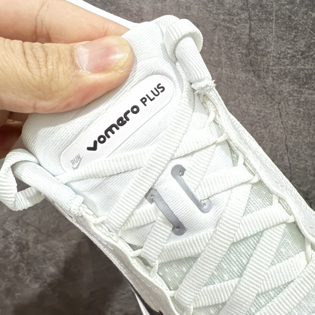 图片[6]-【XE纯原版】Nike Air Zoom Vomero Plus 全新科技运动跑鞋 HV8150-100    目前市场最强品质 原版购入开发 鞋面采用硅胶发泡立体印刷 临界ZOOM X泡棉超软弹大底 区别市场一体底 超高质检清洁度 一切材质配件均与原版一致 原楦原纸板开发 匹配原版98%以上 完美弧度版型 原厂鞋标 立体反光鞋盒标 鞋盒防撞海绵 高端玩家必推版本 高价零售必推版本 欢迎对比市面任意版本‼️ 这双鞋简直是时尚与科技的完美融合。 经典黑色鞋面，质感爆棚，搭配超亮眼的银色大勾子，瞬间成为街头焦点。不仅颜值在线，缓震性能更是一绝 不管是日常出街还是慢跑锻炼，都能给双脚极致舒适体验。  码数超全，36- 46 码任你选！别犹豫啦，穿上它，轻松走出潮流范，开启你的时尚运动新旅程！ 码段：36-46-选品中心