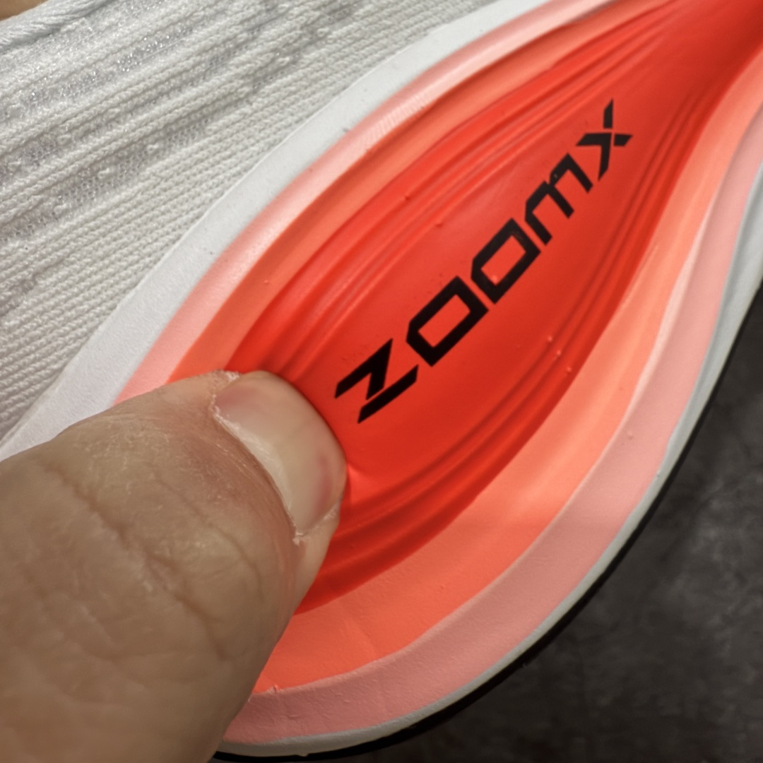 图片[3]-【XE纯原版】Nike Air Zoom Vomero Plus 全新科技运动跑鞋 HV8150-100    目前市场最强品质 原版购入开发 鞋面采用硅胶发泡立体印刷 临界ZOOM X泡棉超软弹大底 区别市场一体底 超高质检清洁度 一切材质配件均与原版一致 原楦原纸板开发 匹配原版98%以上 完美弧度版型 原厂鞋标 立体反光鞋盒标 鞋盒防撞海绵 高端玩家必推版本 高价零售必推版本 欢迎对比市面任意版本‼️ 这双鞋简直是时尚与科技的完美融合。 经典黑色鞋面，质感爆棚，搭配超亮眼的银色大勾子，瞬间成为街头焦点。不仅颜值在线，缓震性能更是一绝 不管是日常出街还是慢跑锻炼，都能给双脚极致舒适体验。  码数超全，36- 46 码任你选！别犹豫啦，穿上它，轻松走出潮流范，开启你的时尚运动新旅程！ 码段：36-46-选品中心