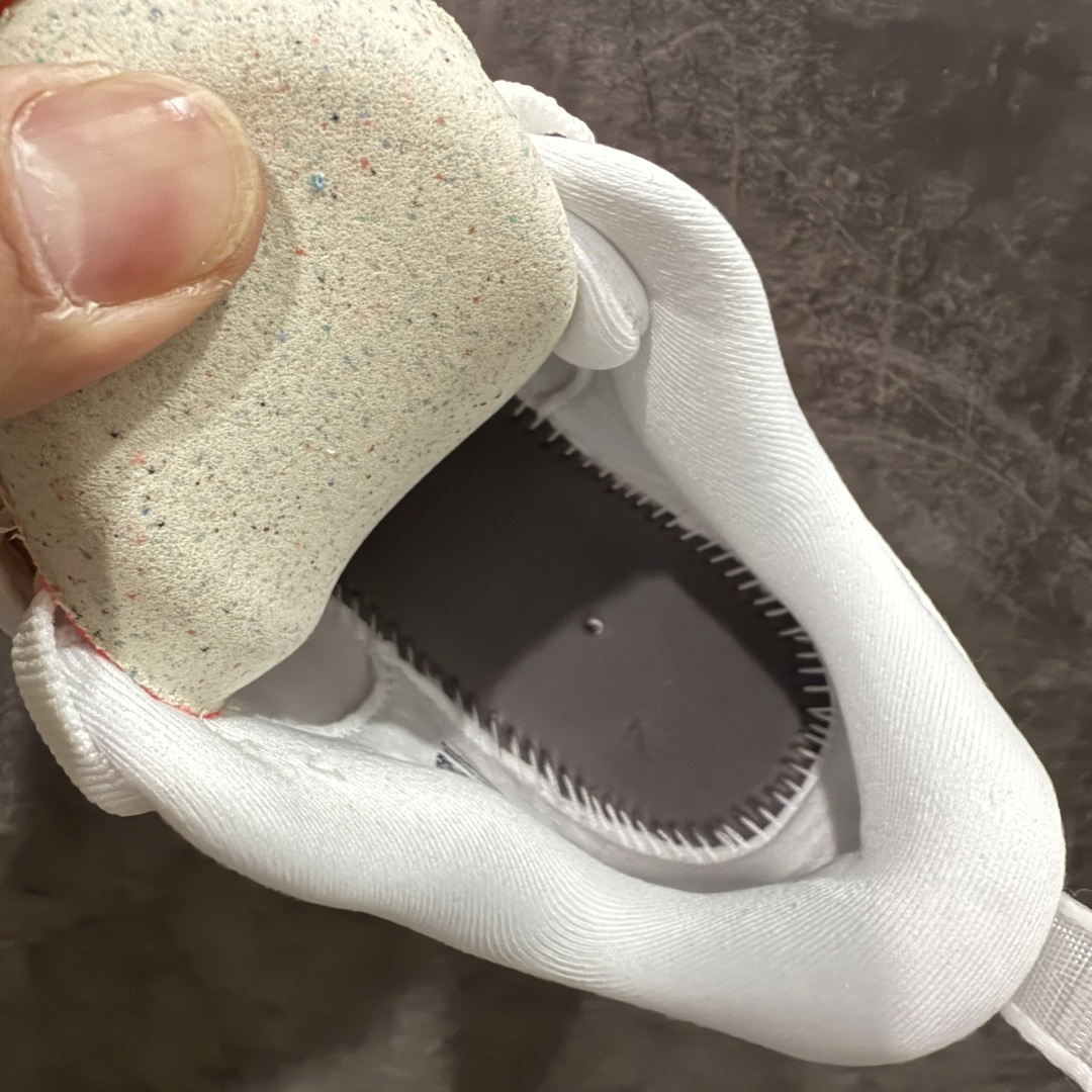 图片[8]-【XE纯原版】Nike Air Zoom Vomero Plus 全新科技运动跑鞋 HV8150-100    目前市场最强品质 原版购入开发 鞋面采用硅胶发泡立体印刷 临界ZOOM X泡棉超软弹大底 区别市场一体底 超高质检清洁度 一切材质配件均与原版一致 原楦原纸板开发 匹配原版98%以上 完美弧度版型 原厂鞋标 立体反光鞋盒标 鞋盒防撞海绵 高端玩家必推版本 高价零售必推版本 欢迎对比市面任意版本‼️ 这双鞋简直是时尚与科技的完美融合。 经典黑色鞋面，质感爆棚，搭配超亮眼的银色大勾子，瞬间成为街头焦点。不仅颜值在线，缓震性能更是一绝 不管是日常出街还是慢跑锻炼，都能给双脚极致舒适体验。  码数超全，36- 46 码任你选！别犹豫啦，穿上它，轻松走出潮流范，开启你的时尚运动新旅程！ 码段：36-46-选品中心