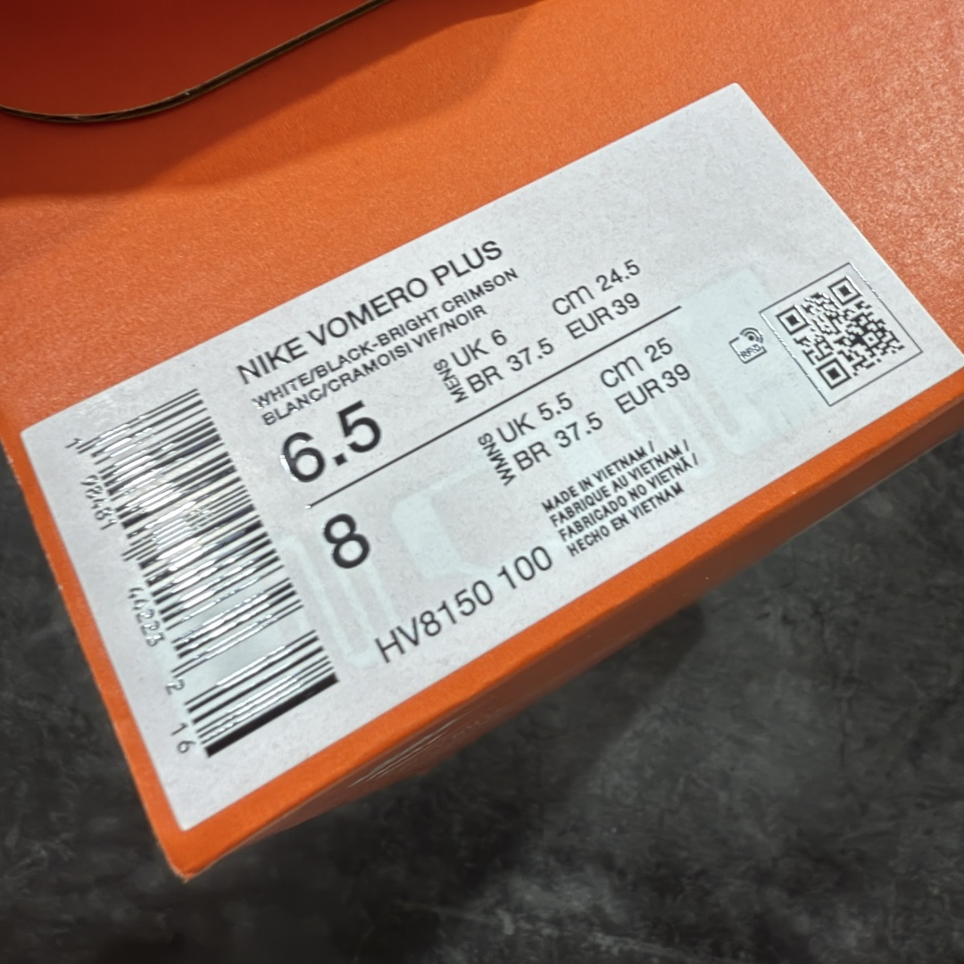 图片[9]-【XE纯原版】Nike Air Zoom Vomero Plus 全新科技运动跑鞋 HV8150-100    目前市场最强品质 原版购入开发 鞋面采用硅胶发泡立体印刷 临界ZOOM X泡棉超软弹大底 区别市场一体底 超高质检清洁度 一切材质配件均与原版一致 原楦原纸板开发 匹配原版98%以上 完美弧度版型 原厂鞋标 立体反光鞋盒标 鞋盒防撞海绵 高端玩家必推版本 高价零售必推版本 欢迎对比市面任意版本‼️ 这双鞋简直是时尚与科技的完美融合。 经典黑色鞋面，质感爆棚，搭配超亮眼的银色大勾子，瞬间成为街头焦点。不仅颜值在线，缓震性能更是一绝 不管是日常出街还是慢跑锻炼，都能给双脚极致舒适体验。  码数超全，36- 46 码任你选！别犹豫啦，穿上它，轻松走出潮流范，开启你的时尚运动新旅程！ 码段：36-46-选品中心