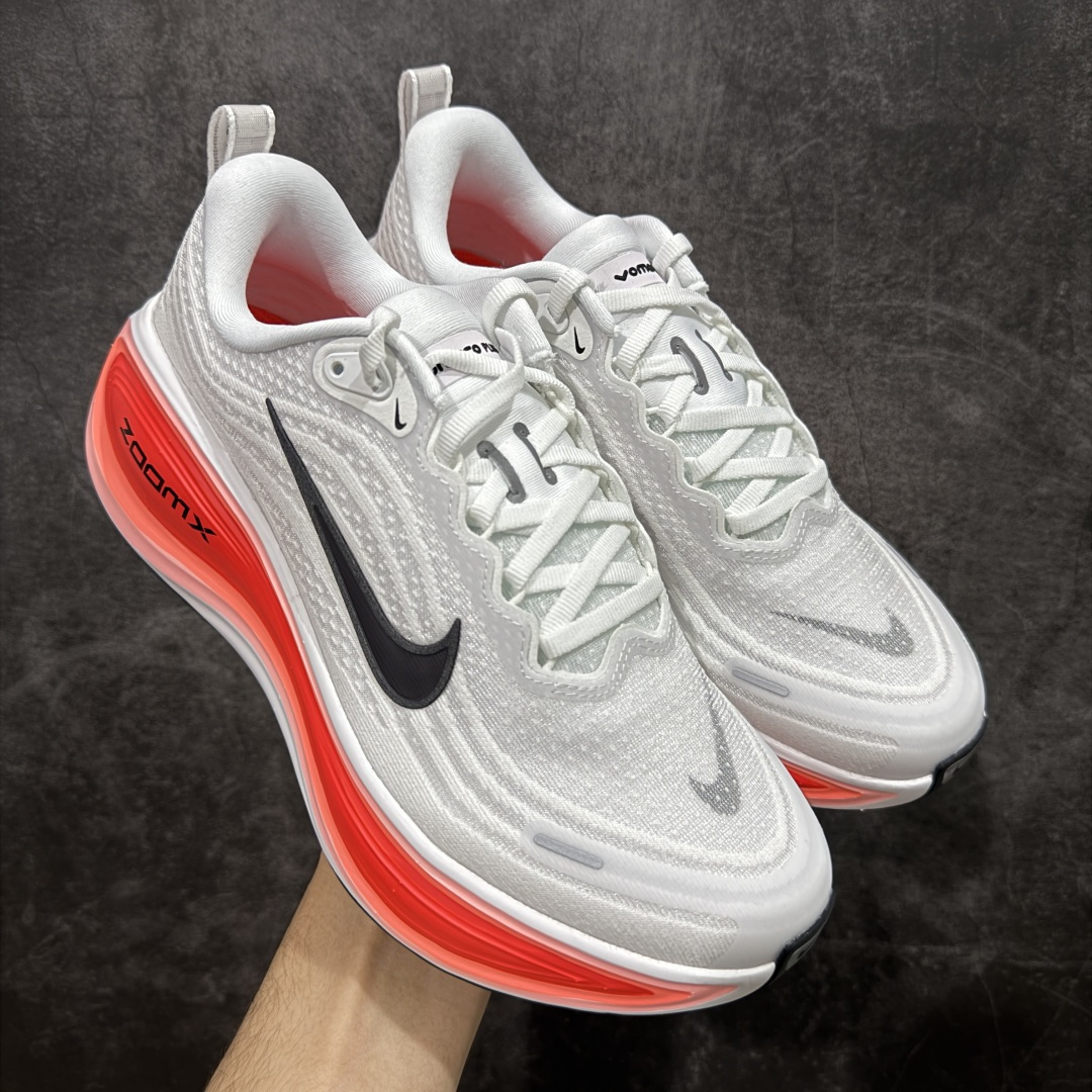 【XE纯原版】Nike Air Zoom Vomero Plus 全新科技运动跑鞋 HV8150-100    目前市场最强品质 原版购入开发 鞋面采用硅胶发泡立体印刷 临界ZOOM X泡棉超软弹大底 区别市场一体底 超高质检清洁度 一切材质配件均与原版一致 原楦原纸板开发 匹配原版98%以上 完美弧度版型 原厂鞋标 立体反光鞋盒标 鞋盒防撞海绵 高端玩家必推版本 高价零售必推版本 欢迎对比市面任意版本‼️ 这双鞋简直是时尚与科技的完美融合。 经典黑色鞋面，质感爆棚，搭配超亮眼的银色大勾子，瞬间成为街头焦点。不仅颜值在线，缓震性能更是一绝 不管是日常出街还是慢跑锻炼，都能给双脚极致舒适体验。  码数超全，36- 46 码任你选！别犹豫啦，穿上它，轻松走出潮流范，开启你的时尚运动新旅程！ 码段：36-46-选品中心