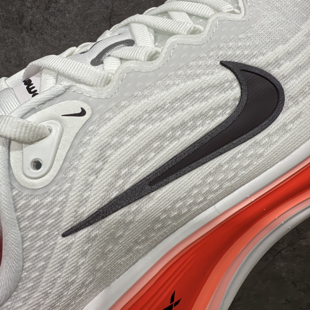 图片[4]-【XE纯原版】Nike Air Zoom Vomero Plus 全新科技运动跑鞋 HV8150-100    目前市场最强品质 原版购入开发 鞋面采用硅胶发泡立体印刷 临界ZOOM X泡棉超软弹大底 区别市场一体底 超高质检清洁度 一切材质配件均与原版一致 原楦原纸板开发 匹配原版98%以上 完美弧度版型 原厂鞋标 立体反光鞋盒标 鞋盒防撞海绵 高端玩家必推版本 高价零售必推版本 欢迎对比市面任意版本‼️ 这双鞋简直是时尚与科技的完美融合。 经典黑色鞋面，质感爆棚，搭配超亮眼的银色大勾子，瞬间成为街头焦点。不仅颜值在线，缓震性能更是一绝 不管是日常出街还是慢跑锻炼，都能给双脚极致舒适体验。  码数超全，36- 46 码任你选！别犹豫啦，穿上它，轻松走出潮流范，开启你的时尚运动新旅程！ 码段：36-46-选品中心