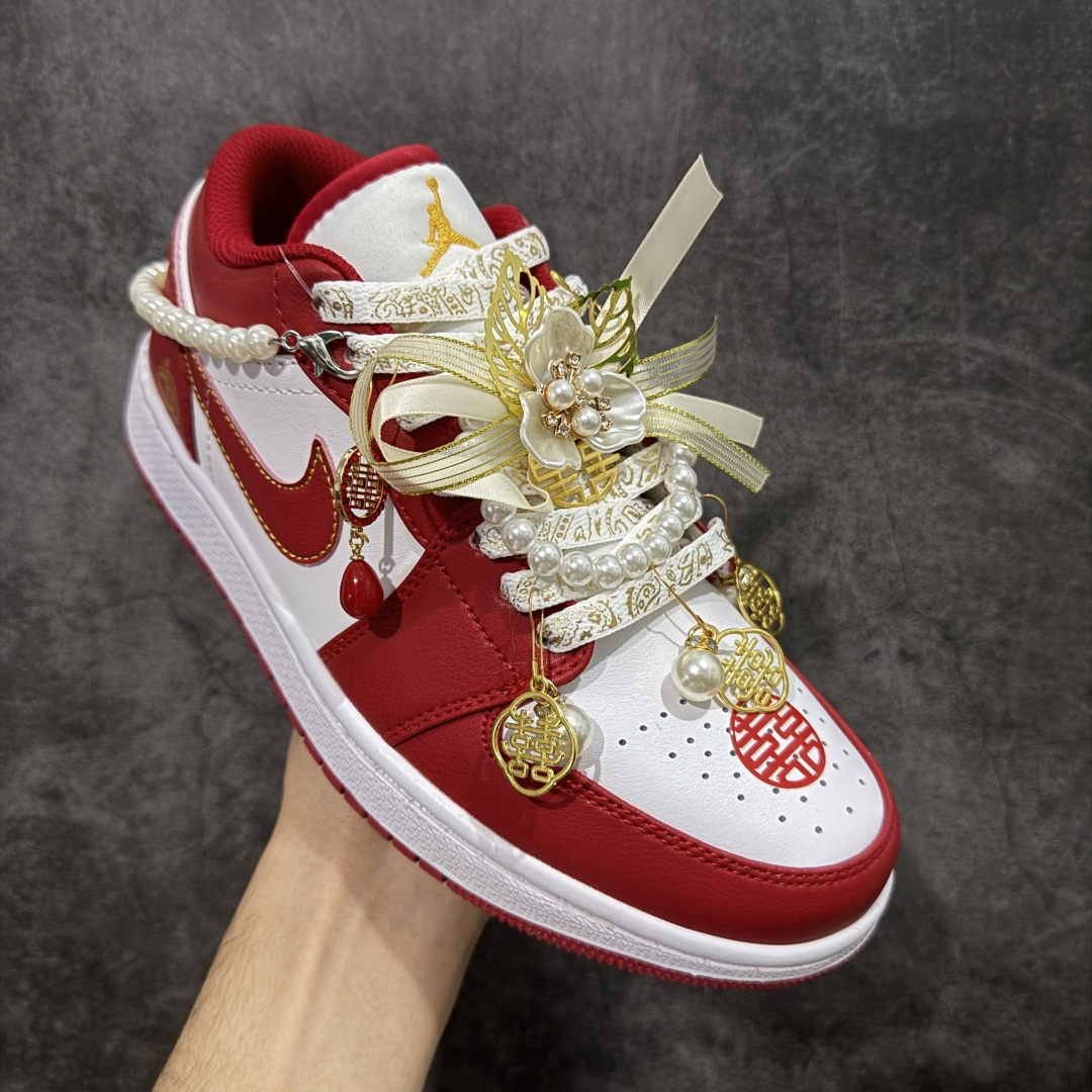 图片[3]-【纯原礼盒版本】Air Jordan 1 Low\”Wedding\”乔丹AJ1低帮秀禾婚鞋永恒钻石 货号：553558-607 该定制版球鞋选用原鞋款为AJ1系列球鞋，灵感来自中式婚庆，保留原鞋灰白红基调的基础上，叠加红色丝绒鞋带、增加整体的质感。配饰有双喜金属小挂件，再次呼应主题，呈现出中式婚礼的喜庆、庄重、雅致！鞋面金属挂件及鞋头喜字均可拆卸，同时满足婚庆和日常穿搭需求。本产品所有图片均为实物拍摄，受环境、设备影响会存在微小的色彩差异。定制球鞋均为纯手工定制，满足日常穿戴需求，穿着过程尽量避免剧烈运动和锐物划伤、避免使用高浓度的有机溶剂进行擦洗。 尺码：35.5 36 36.5 37.5 38 38.5 39 40 40.5 41 42 42.5 43 44 44.5 45 46-选品中心