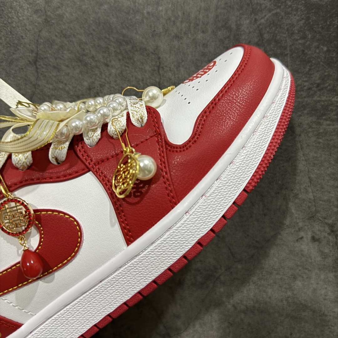 图片[6]-【纯原礼盒版本】Air Jordan 1 Low\”Wedding\”乔丹AJ1低帮秀禾婚鞋永恒钻石 货号：553558-607 该定制版球鞋选用原鞋款为AJ1系列球鞋，灵感来自中式婚庆，保留原鞋灰白红基调的基础上，叠加红色丝绒鞋带、增加整体的质感。配饰有双喜金属小挂件，再次呼应主题，呈现出中式婚礼的喜庆、庄重、雅致！鞋面金属挂件及鞋头喜字均可拆卸，同时满足婚庆和日常穿搭需求。本产品所有图片均为实物拍摄，受环境、设备影响会存在微小的色彩差异。定制球鞋均为纯手工定制，满足日常穿戴需求，穿着过程尽量避免剧烈运动和锐物划伤、避免使用高浓度的有机溶剂进行擦洗。 尺码：35.5 36 36.5 37.5 38 38.5 39 40 40.5 41 42 42.5 43 44 44.5 45 46-选品中心