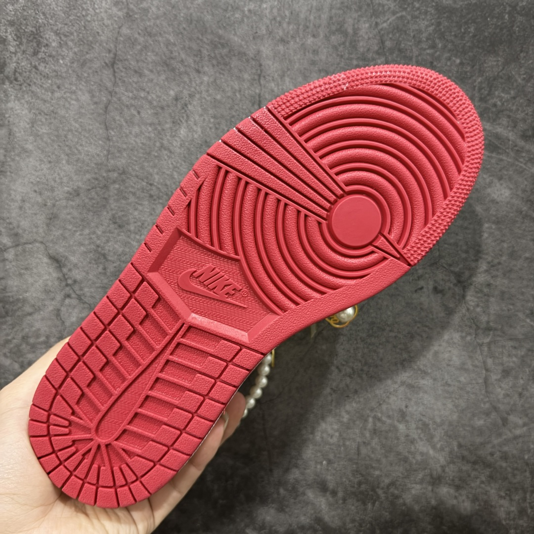 图片[9]-【纯原礼盒版本】Air Jordan 1 Low\”Wedding\”乔丹AJ1低帮秀禾婚鞋永恒钻石 货号：553558-607 该定制版球鞋选用原鞋款为AJ1系列球鞋，灵感来自中式婚庆，保留原鞋灰白红基调的基础上，叠加红色丝绒鞋带、增加整体的质感。配饰有双喜金属小挂件，再次呼应主题，呈现出中式婚礼的喜庆、庄重、雅致！鞋面金属挂件及鞋头喜字均可拆卸，同时满足婚庆和日常穿搭需求。本产品所有图片均为实物拍摄，受环境、设备影响会存在微小的色彩差异。定制球鞋均为纯手工定制，满足日常穿戴需求，穿着过程尽量避免剧烈运动和锐物划伤、避免使用高浓度的有机溶剂进行擦洗。 尺码：35.5 36 36.5 37.5 38 38.5 39 40 40.5 41 42 42.5 43 44 44.5 45 46-选品中心