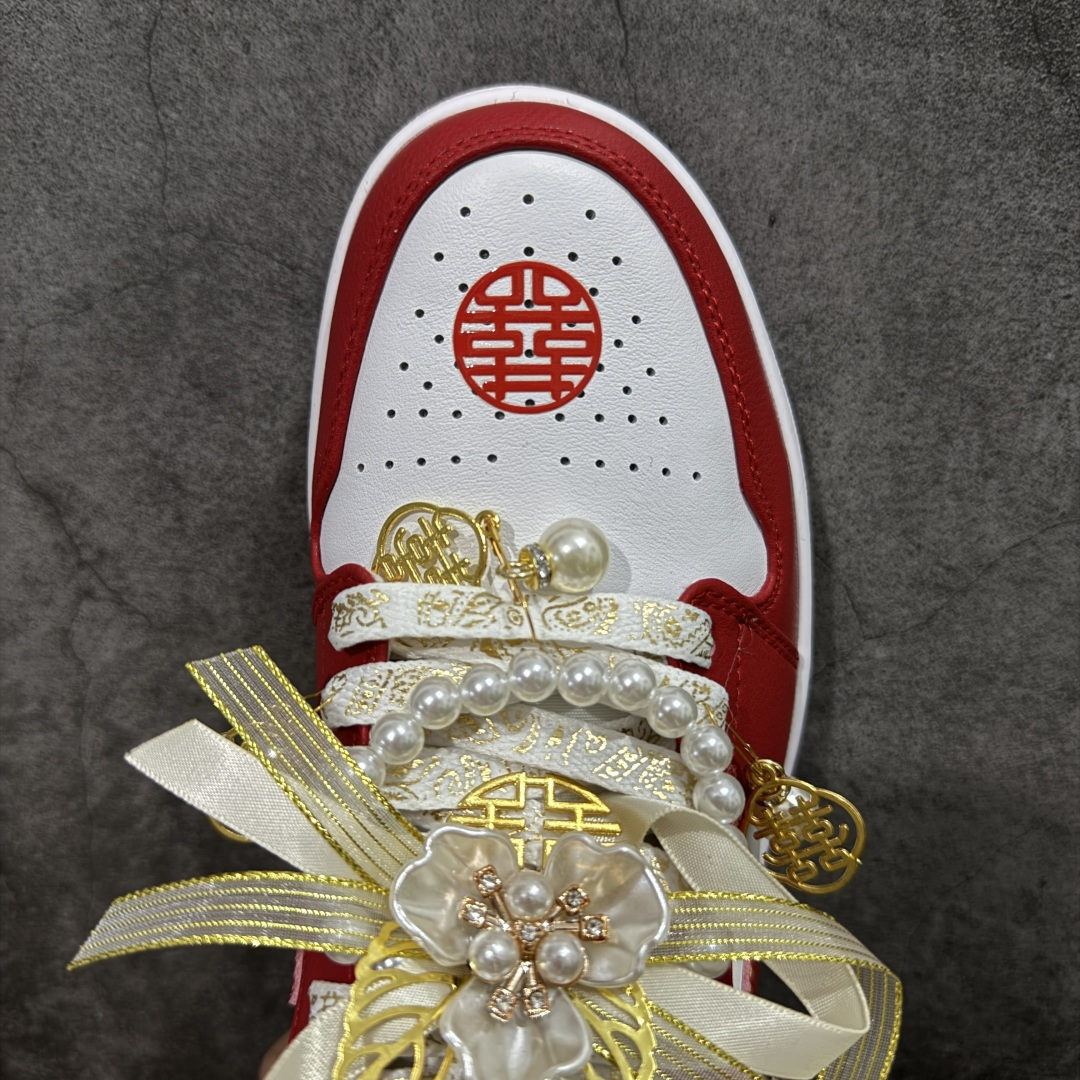 图片[5]-【纯原礼盒版本】Air Jordan 1 Low\”Wedding\”乔丹AJ1低帮秀禾婚鞋永恒钻石 货号：553558-607 该定制版球鞋选用原鞋款为AJ1系列球鞋，灵感来自中式婚庆，保留原鞋灰白红基调的基础上，叠加红色丝绒鞋带、增加整体的质感。配饰有双喜金属小挂件，再次呼应主题，呈现出中式婚礼的喜庆、庄重、雅致！鞋面金属挂件及鞋头喜字均可拆卸，同时满足婚庆和日常穿搭需求。本产品所有图片均为实物拍摄，受环境、设备影响会存在微小的色彩差异。定制球鞋均为纯手工定制，满足日常穿戴需求，穿着过程尽量避免剧烈运动和锐物划伤、避免使用高浓度的有机溶剂进行擦洗。 尺码：35.5 36 36.5 37.5 38 38.5 39 40 40.5 41 42 42.5 43 44 44.5 45 46-选品中心