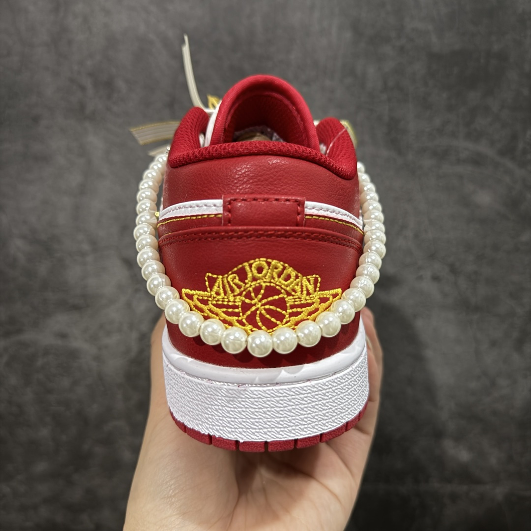 图片[4]-【纯原礼盒版本】Air Jordan 1 Low\”Wedding\”乔丹AJ1低帮秀禾婚鞋永恒钻石 货号：553558-607 该定制版球鞋选用原鞋款为AJ1系列球鞋，灵感来自中式婚庆，保留原鞋灰白红基调的基础上，叠加红色丝绒鞋带、增加整体的质感。配饰有双喜金属小挂件，再次呼应主题，呈现出中式婚礼的喜庆、庄重、雅致！鞋面金属挂件及鞋头喜字均可拆卸，同时满足婚庆和日常穿搭需求。本产品所有图片均为实物拍摄，受环境、设备影响会存在微小的色彩差异。定制球鞋均为纯手工定制，满足日常穿戴需求，穿着过程尽量避免剧烈运动和锐物划伤、避免使用高浓度的有机溶剂进行擦洗。 尺码：35.5 36 36.5 37.5 38 38.5 39 40 40.5 41 42 42.5 43 44 44.5 45 46-选品中心