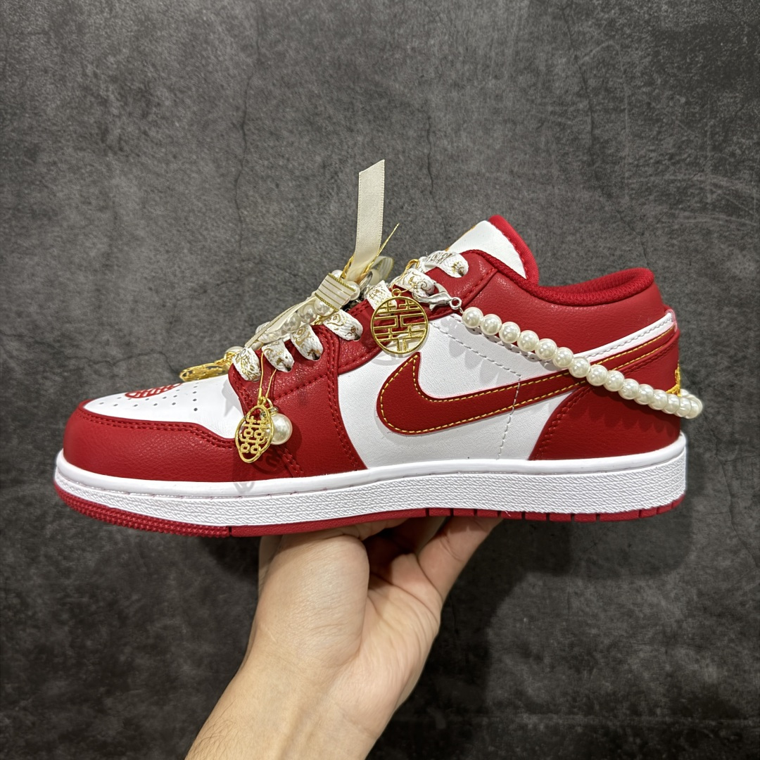 图片[2]-【纯原礼盒版本】Air Jordan 1 Low\”Wedding\”乔丹AJ1低帮秀禾婚鞋永恒钻石 货号：553558-607 该定制版球鞋选用原鞋款为AJ1系列球鞋，灵感来自中式婚庆，保留原鞋灰白红基调的基础上，叠加红色丝绒鞋带、增加整体的质感。配饰有双喜金属小挂件，再次呼应主题，呈现出中式婚礼的喜庆、庄重、雅致！鞋面金属挂件及鞋头喜字均可拆卸，同时满足婚庆和日常穿搭需求。本产品所有图片均为实物拍摄，受环境、设备影响会存在微小的色彩差异。定制球鞋均为纯手工定制，满足日常穿戴需求，穿着过程尽量避免剧烈运动和锐物划伤、避免使用高浓度的有机溶剂进行擦洗。 尺码：35.5 36 36.5 37.5 38 38.5 39 40 40.5 41 42 42.5 43 44 44.5 45 46-选品中心