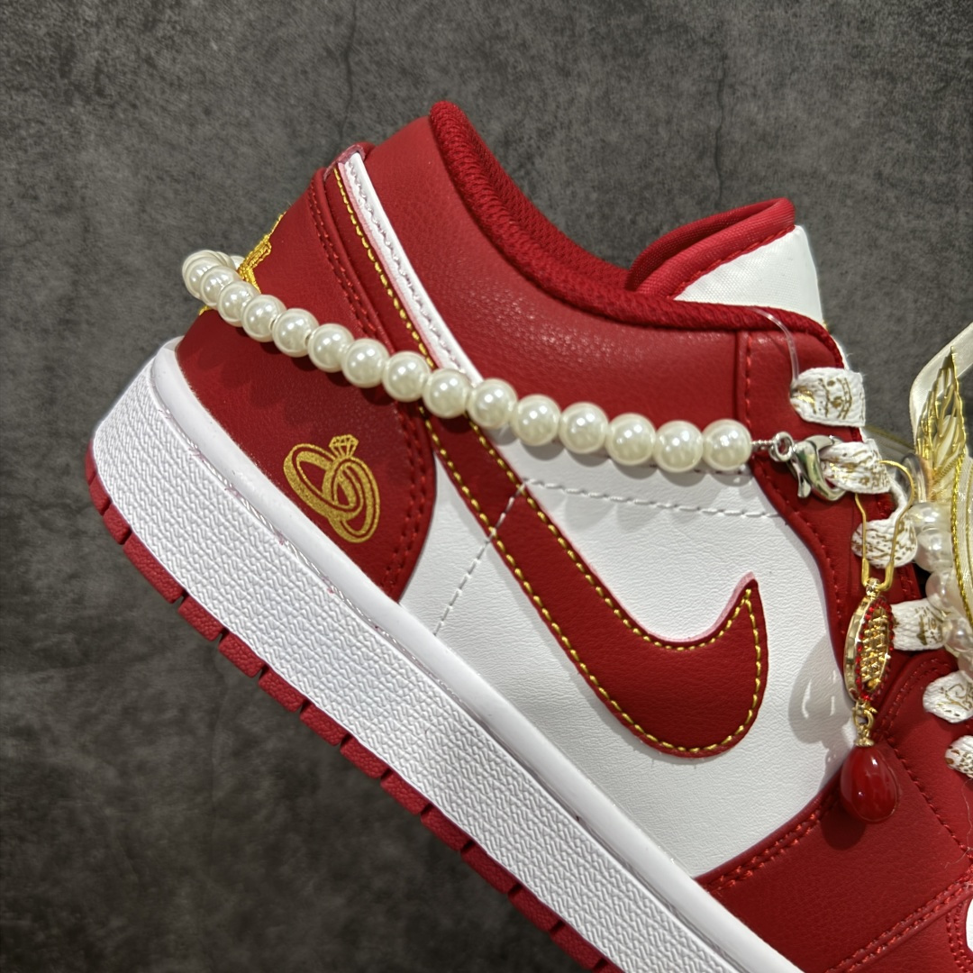 图片[7]-【纯原礼盒版本】Air Jordan 1 Low\”Wedding\”乔丹AJ1低帮秀禾婚鞋永恒钻石 货号：553558-607 该定制版球鞋选用原鞋款为AJ1系列球鞋，灵感来自中式婚庆，保留原鞋灰白红基调的基础上，叠加红色丝绒鞋带、增加整体的质感。配饰有双喜金属小挂件，再次呼应主题，呈现出中式婚礼的喜庆、庄重、雅致！鞋面金属挂件及鞋头喜字均可拆卸，同时满足婚庆和日常穿搭需求。本产品所有图片均为实物拍摄，受环境、设备影响会存在微小的色彩差异。定制球鞋均为纯手工定制，满足日常穿戴需求，穿着过程尽量避免剧烈运动和锐物划伤、避免使用高浓度的有机溶剂进行擦洗。 尺码：35.5 36 36.5 37.5 38 38.5 39 40 40.5 41 42 42.5 43 44 44.5 45 46-选品中心