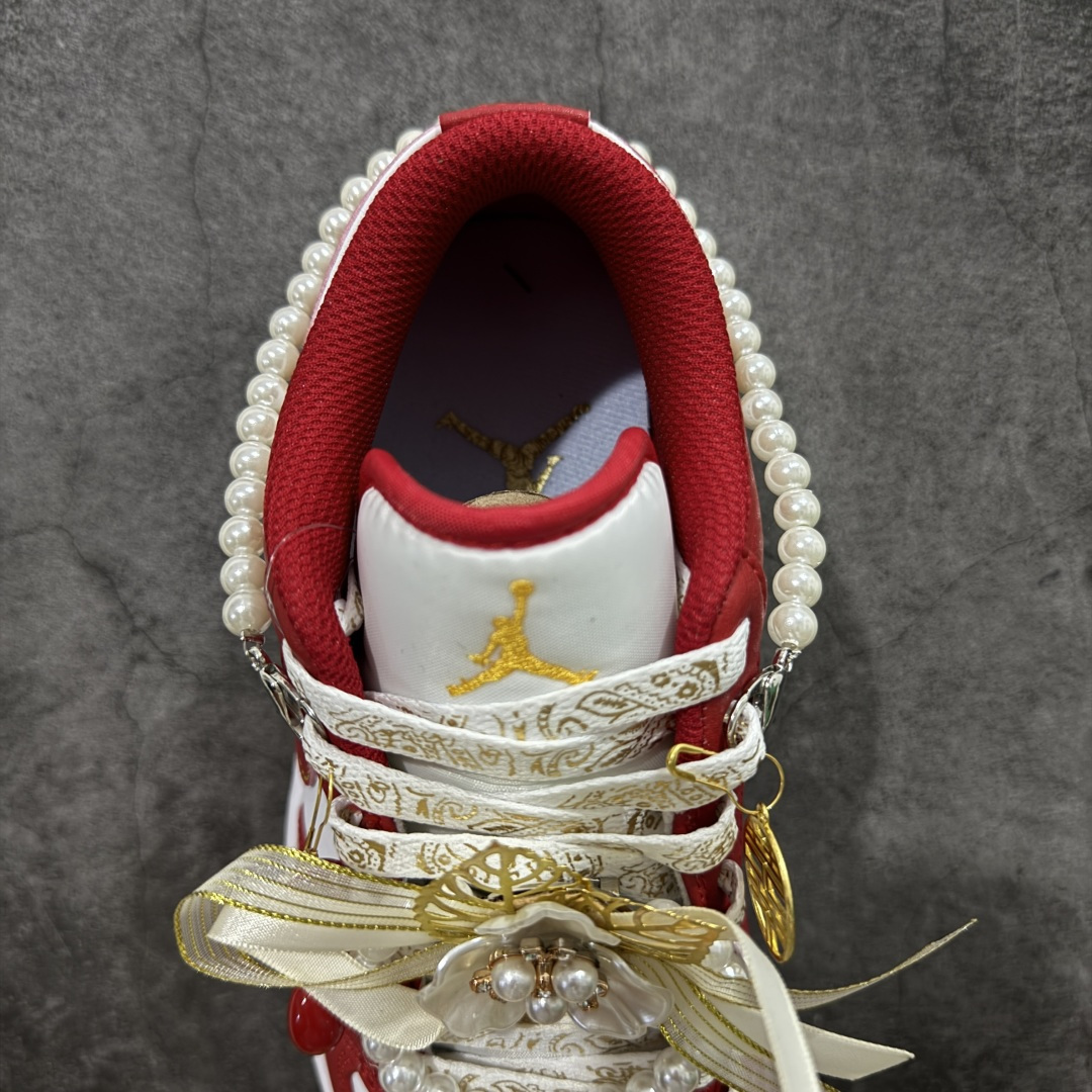 图片[8]-【纯原礼盒版本】Air Jordan 1 Low\”Wedding\”乔丹AJ1低帮秀禾婚鞋永恒钻石 货号：553558-607 该定制版球鞋选用原鞋款为AJ1系列球鞋，灵感来自中式婚庆，保留原鞋灰白红基调的基础上，叠加红色丝绒鞋带、增加整体的质感。配饰有双喜金属小挂件，再次呼应主题，呈现出中式婚礼的喜庆、庄重、雅致！鞋面金属挂件及鞋头喜字均可拆卸，同时满足婚庆和日常穿搭需求。本产品所有图片均为实物拍摄，受环境、设备影响会存在微小的色彩差异。定制球鞋均为纯手工定制，满足日常穿戴需求，穿着过程尽量避免剧烈运动和锐物划伤、避免使用高浓度的有机溶剂进行擦洗。 尺码：35.5 36 36.5 37.5 38 38.5 39 40 40.5 41 42 42.5 43 44 44.5 45 46-选品中心