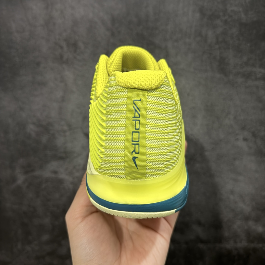 图片[4]-【外贸版】Nike Zoom Vapor 12 HC Prm 舒适 低帮 网球鞋 HF7827-300 郑钦文同款上脚 网球实战必穿款 颜值与实用性兼具 轻质网眼鞋面，透气又轻盈 Air Zoom 缓震配置超给力，击球冲击能有效吸收，缓震回弹超舒适，启动反馈也很赞。 鞋身流线型设计，减少空气阻力，灵活性拉满 鞋底橡胶耐磨，硬地抓地力强，多方向人字纹，急停、变向都稳 中足锁定稳，侧向支撑靠谱，鞋楦贴合度适中，打球时脚在鞋里不乱晃，能专注赢球 简约设计适配多种风格，运动与日常场景无缝切换 轻量化与透气性 网面材质减轻重量，长时间穿着舒适 尺码：36-47-选品中心
