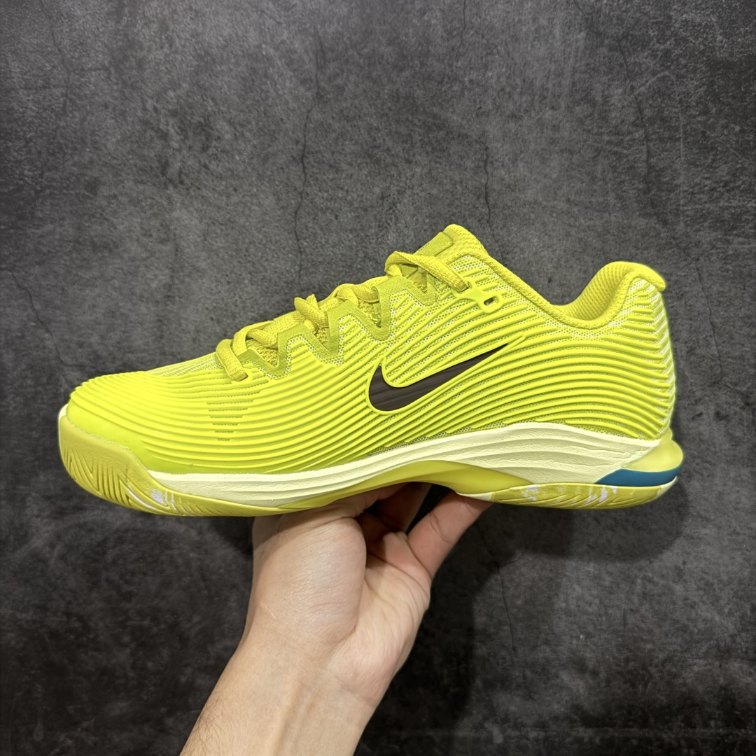 图片[2]-【外贸版】Nike Zoom Vapor 12 HC Prm 舒适 低帮 网球鞋 HF7827-300 郑钦文同款上脚 网球实战必穿款 颜值与实用性兼具 轻质网眼鞋面，透气又轻盈 Air Zoom 缓震配置超给力，击球冲击能有效吸收，缓震回弹超舒适，启动反馈也很赞。 鞋身流线型设计，减少空气阻力，灵活性拉满 鞋底橡胶耐磨，硬地抓地力强，多方向人字纹，急停、变向都稳 中足锁定稳，侧向支撑靠谱，鞋楦贴合度适中，打球时脚在鞋里不乱晃，能专注赢球 简约设计适配多种风格，运动与日常场景无缝切换 轻量化与透气性 网面材质减轻重量，长时间穿着舒适 尺码：36-47-选品中心