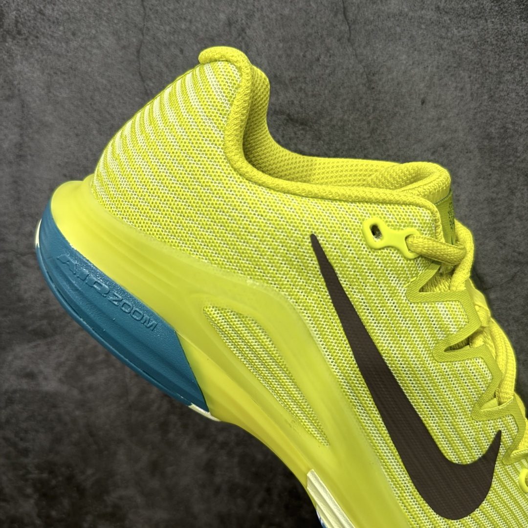 图片[7]-【外贸版】Nike Zoom Vapor 12 HC Prm 舒适 低帮 网球鞋 HF7827-300 郑钦文同款上脚 网球实战必穿款 颜值与实用性兼具 轻质网眼鞋面，透气又轻盈 Air Zoom 缓震配置超给力，击球冲击能有效吸收，缓震回弹超舒适，启动反馈也很赞。 鞋身流线型设计，减少空气阻力，灵活性拉满 鞋底橡胶耐磨，硬地抓地力强，多方向人字纹，急停、变向都稳 中足锁定稳，侧向支撑靠谱，鞋楦贴合度适中，打球时脚在鞋里不乱晃，能专注赢球 简约设计适配多种风格，运动与日常场景无缝切换 轻量化与透气性 网面材质减轻重量，长时间穿着舒适 尺码：36-47-选品中心