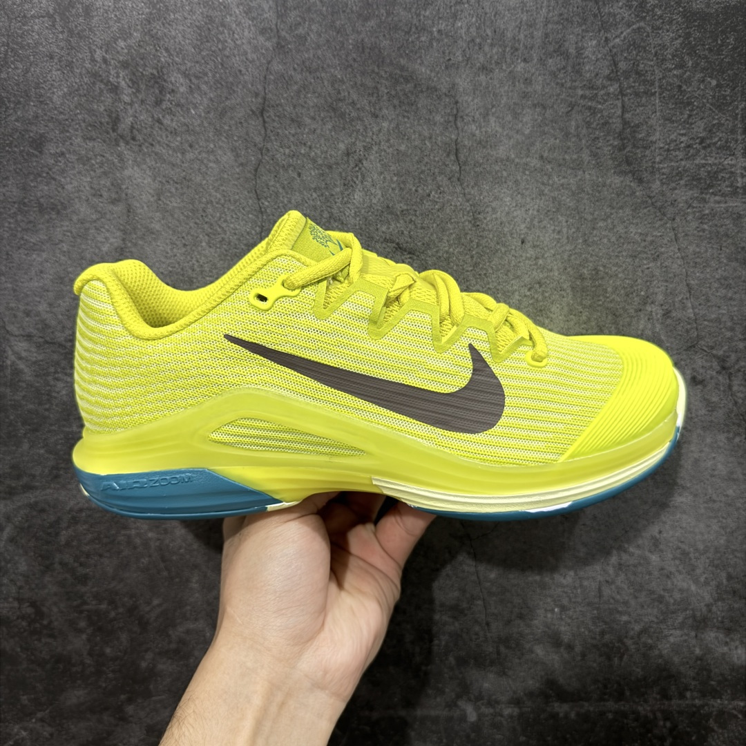 【外贸版】Nike Zoom Vapor 12 HC Prm 舒适 低帮 网球鞋 HF7827-300 郑钦文同款上脚 网球实战必穿款 颜值与实用性兼具 轻质网眼鞋面，透气又轻盈 Air Zoom 缓震配置超给力，击球冲击能有效吸收，缓震回弹超舒适，启动反馈也很赞。 鞋身流线型设计，减少空气阻力，灵活性拉满 鞋底橡胶耐磨，硬地抓地力强，多方向人字纹，急停、变向都稳 中足锁定稳，侧向支撑靠谱，鞋楦贴合度适中，打球时脚在鞋里不乱晃，能专注赢球 简约设计适配多种风格，运动与日常场景无缝切换 轻量化与透气性 网面材质减轻重量，长时间穿着舒适 尺码：36-47-选品中心