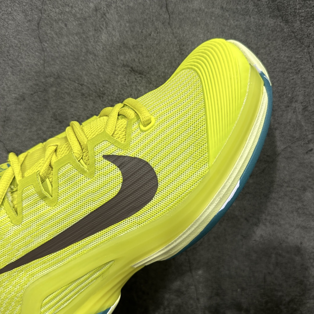 图片[6]-【外贸版】Nike Zoom Vapor 12 HC Prm 舒适 低帮 网球鞋 HF7827-300 郑钦文同款上脚 网球实战必穿款 颜值与实用性兼具 轻质网眼鞋面，透气又轻盈 Air Zoom 缓震配置超给力，击球冲击能有效吸收，缓震回弹超舒适，启动反馈也很赞。 鞋身流线型设计，减少空气阻力，灵活性拉满 鞋底橡胶耐磨，硬地抓地力强，多方向人字纹，急停、变向都稳 中足锁定稳，侧向支撑靠谱，鞋楦贴合度适中，打球时脚在鞋里不乱晃，能专注赢球 简约设计适配多种风格，运动与日常场景无缝切换 轻量化与透气性 网面材质减轻重量，长时间穿着舒适 尺码：36-47-选品中心