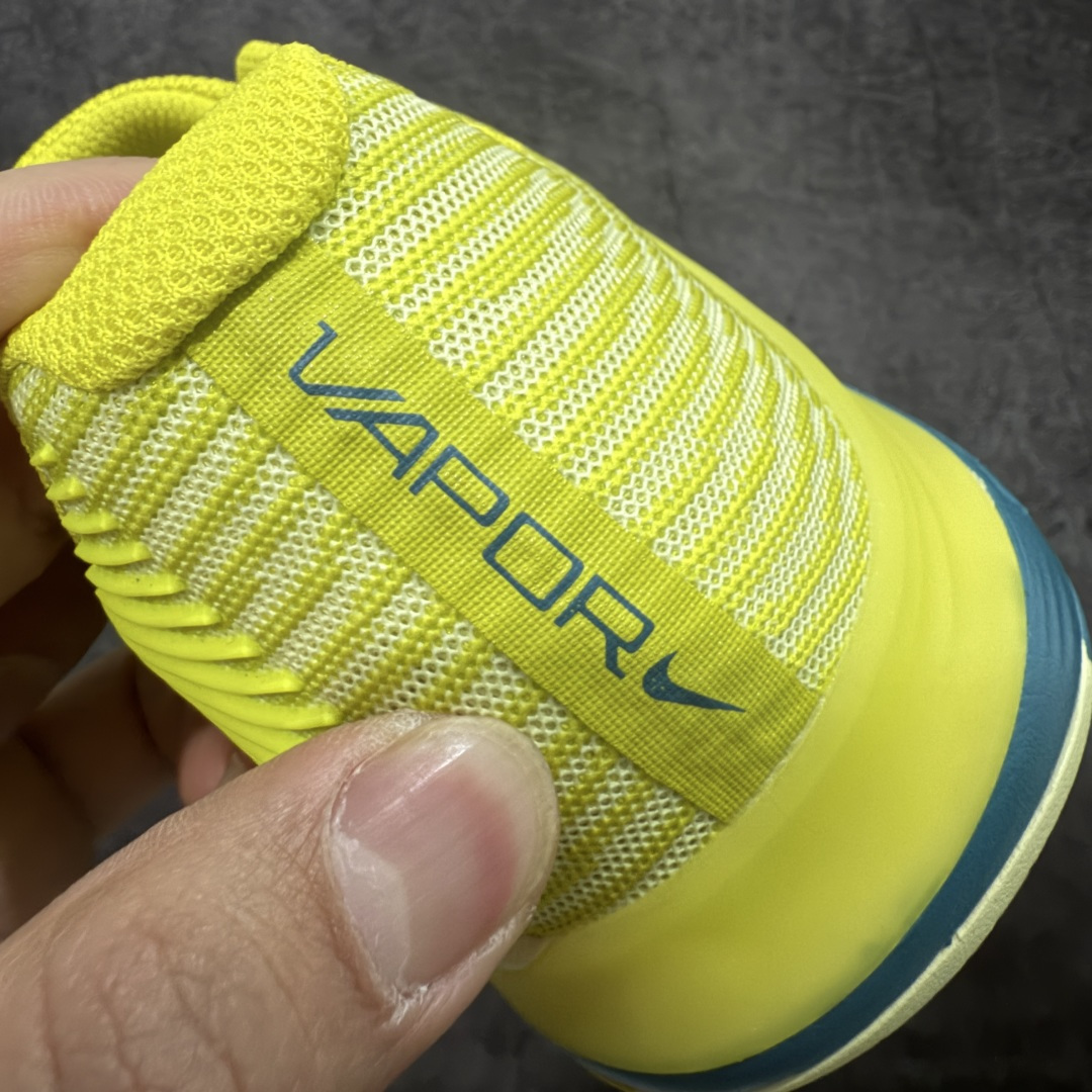 图片[2]-【外贸版】Nike Zoom Vapor 12 HC Prm 舒适 低帮 网球鞋 HF7827-300 郑钦文同款上脚 网球实战必穿款 颜值与实用性兼具 轻质网眼鞋面，透气又轻盈 Air Zoom 缓震配置超给力，击球冲击能有效吸收，缓震回弹超舒适，启动反馈也很赞。 鞋身流线型设计，减少空气阻力，灵活性拉满 鞋底橡胶耐磨，硬地抓地力强，多方向人字纹，急停、变向都稳 中足锁定稳，侧向支撑靠谱，鞋楦贴合度适中，打球时脚在鞋里不乱晃，能专注赢球 简约设计适配多种风格，运动与日常场景无缝切换 轻量化与透气性 网面材质减轻重量，长时间穿着舒适 尺码：36-47-选品中心