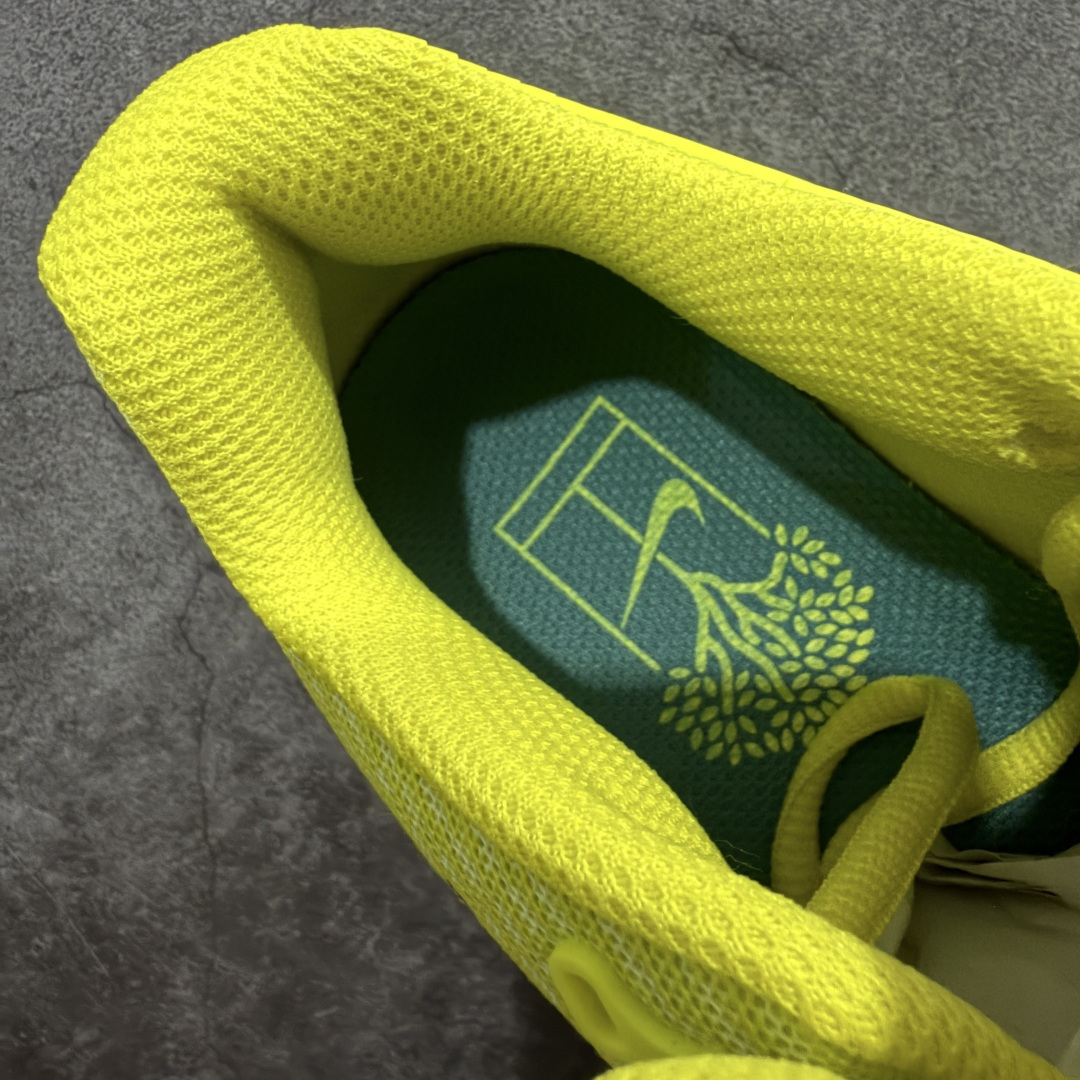 图片[8]-【外贸版】Nike Zoom Vapor 12 HC Prm 舒适 低帮 网球鞋 HF7827-300 郑钦文同款上脚 网球实战必穿款 颜值与实用性兼具 轻质网眼鞋面，透气又轻盈 Air Zoom 缓震配置超给力，击球冲击能有效吸收，缓震回弹超舒适，启动反馈也很赞。 鞋身流线型设计，减少空气阻力，灵活性拉满 鞋底橡胶耐磨，硬地抓地力强，多方向人字纹，急停、变向都稳 中足锁定稳，侧向支撑靠谱，鞋楦贴合度适中，打球时脚在鞋里不乱晃，能专注赢球 简约设计适配多种风格，运动与日常场景无缝切换 轻量化与透气性 网面材质减轻重量，长时间穿着舒适 尺码：36-47-选品中心