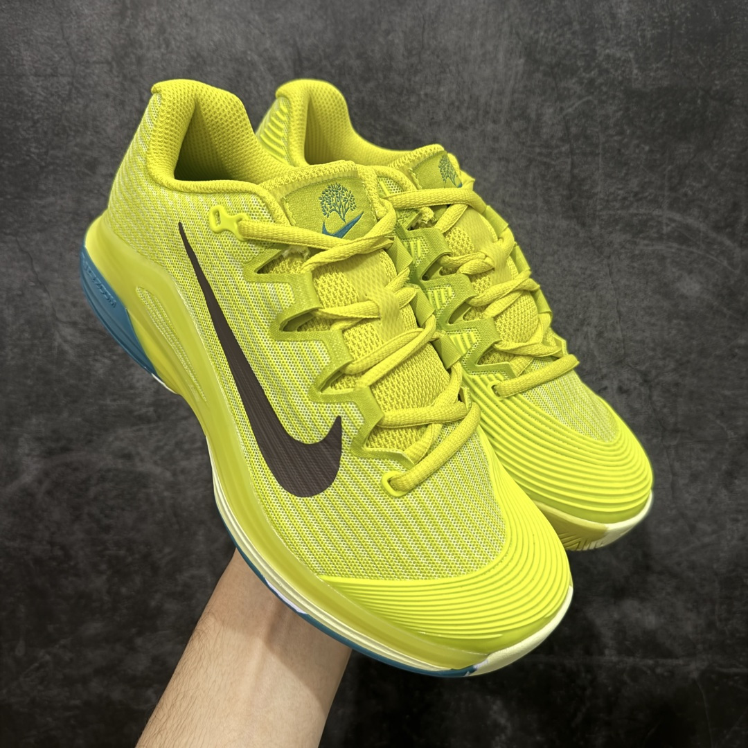 【外贸版】Nike Zoom Vapor 12 HC Prm 舒适 低帮 网球鞋 HF7827-300 郑钦文同款上脚 网球实战必穿款 颜值与实用性兼具 轻质网眼鞋面，透气又轻盈 Air Zoom 缓震配置超给力，击球冲击能有效吸收，缓震回弹超舒适，启动反馈也很赞。 鞋身流线型设计，减少空气阻力，灵活性拉满 鞋底橡胶耐磨，硬地抓地力强，多方向人字纹，急停、变向都稳 中足锁定稳，侧向支撑靠谱，鞋楦贴合度适中，打球时脚在鞋里不乱晃，能专注赢球 简约设计适配多种风格，运动与日常场景无缝切换 轻量化与透气性 网面材质减轻重量，长时间穿着舒适 尺码：36-47-选品中心